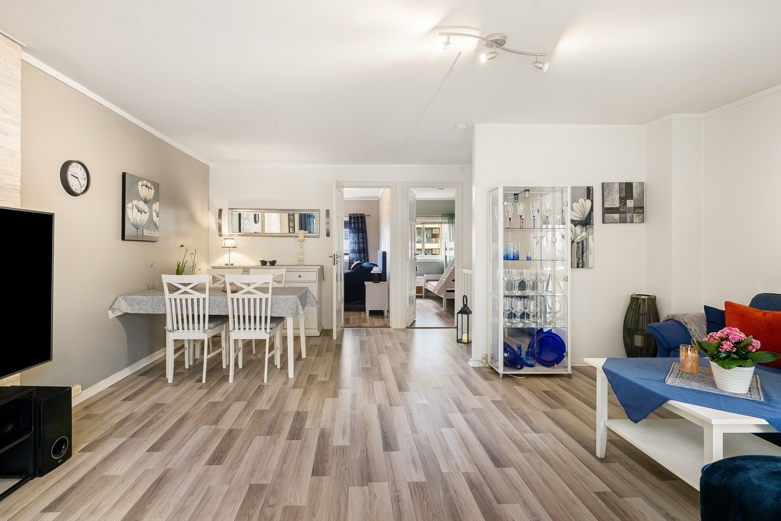 I stuen er det avsatt en flott og naturlig plass til spisebord, noe som gjør det enkelt å samle familie og venner til hyggelige måltider. Galleribilde