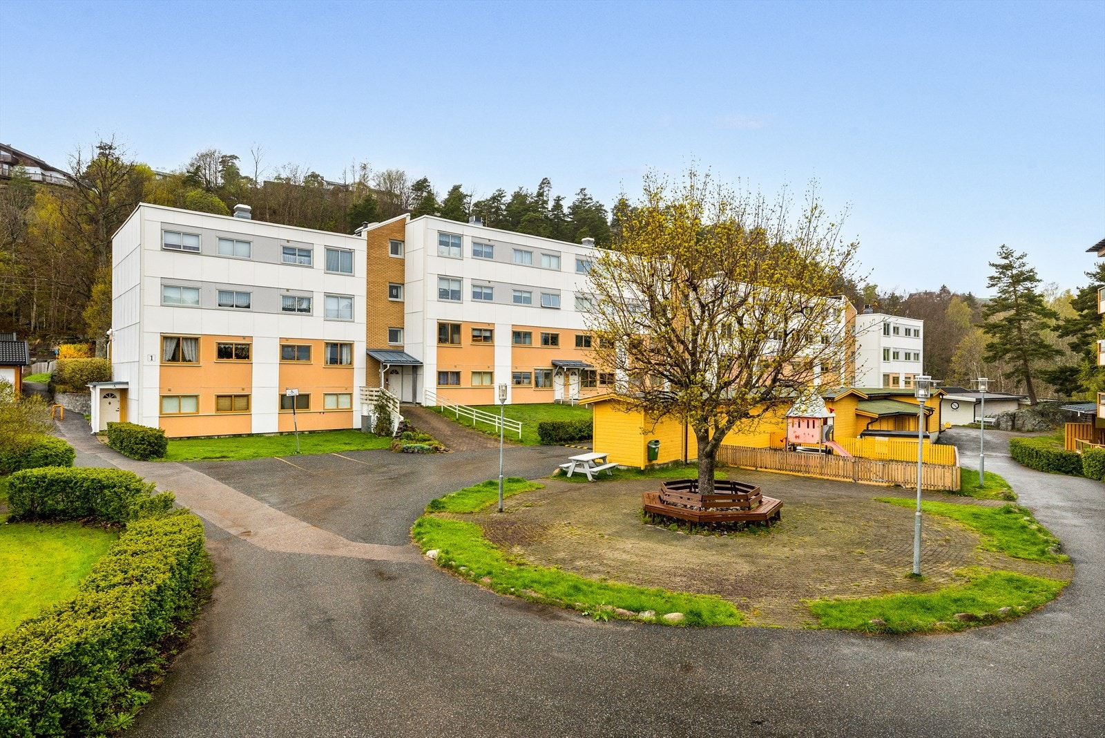 Tomten er pent opparbeidet med asfalterte veier og gårdsplass, plen, prydbusker og flere hyggelige lekeplasser i nærområdet. Galleribilde