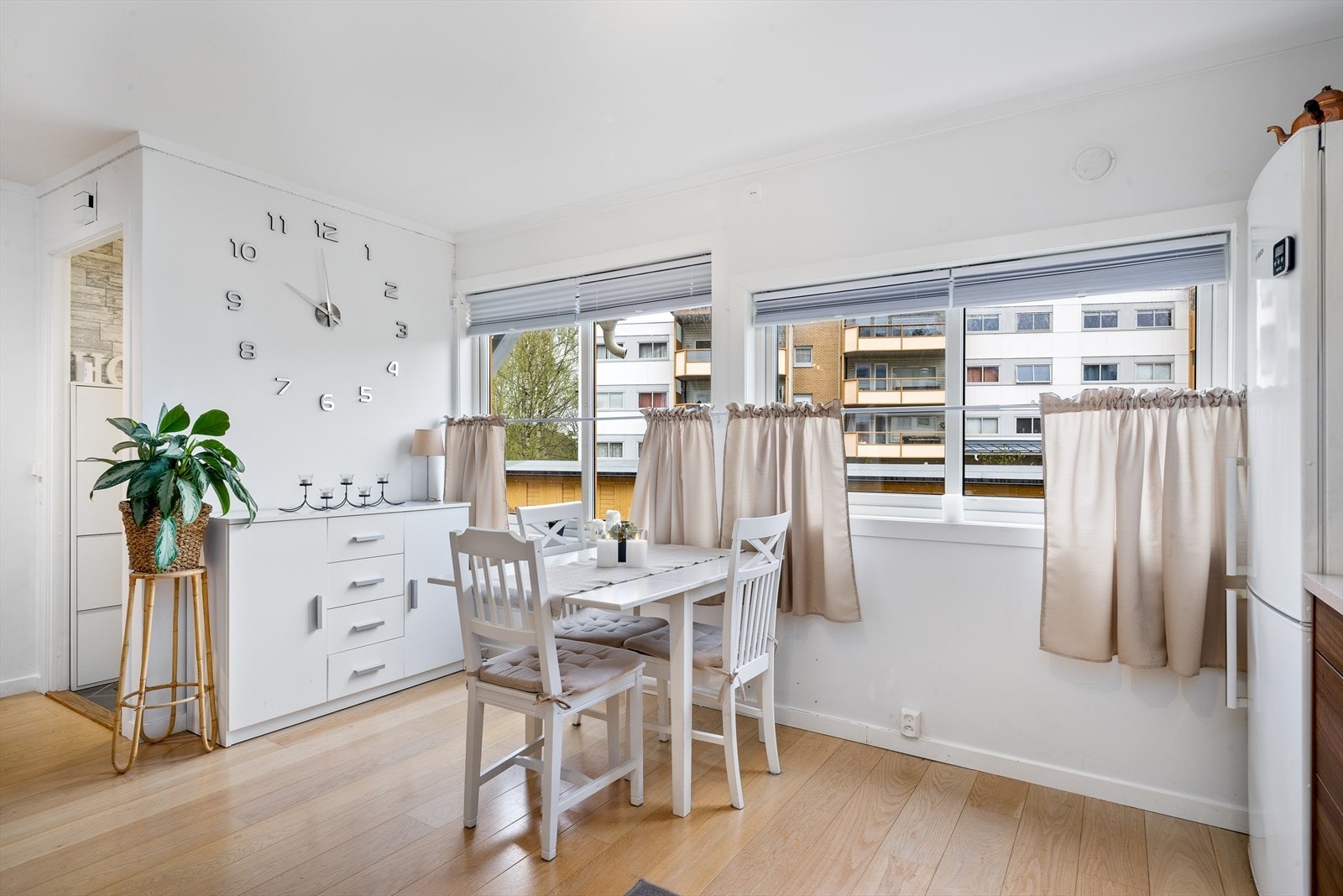 Her er det god plass til spisebord ved vinduet - et perfekt sted for både hverdagsmåltider og koselige middager med familie og venner. Galleribilde