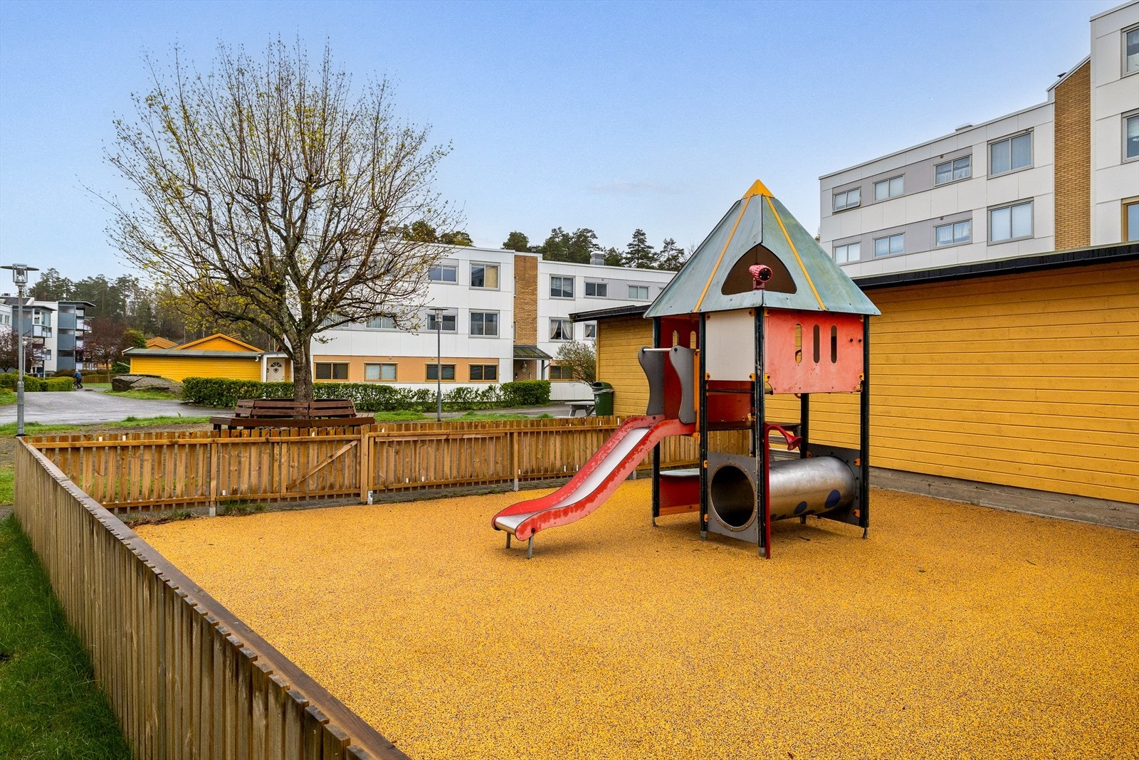 Borettslaget kan skilte med flere fine og velholdte lekeplasser som ligger trygt og sentralt plassert i området. Her er det god plass for barna til å leke og utfolde seg, med både husker, sklier og sandkasser. Galleribilde