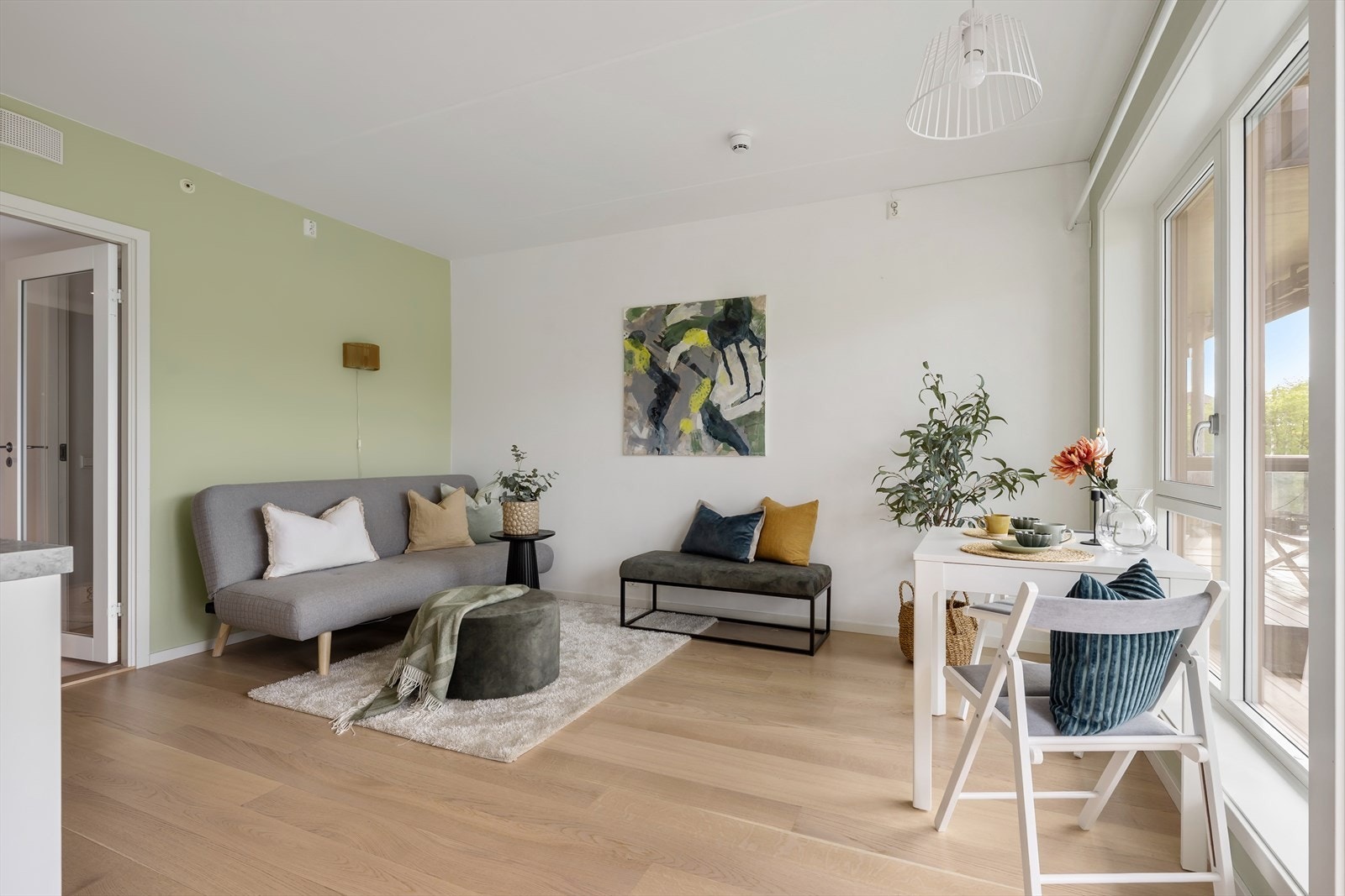 Her er det plass til både gode måltider og late kvelder i sofaen - uten at det går utover romfølelsen. Galleribilde