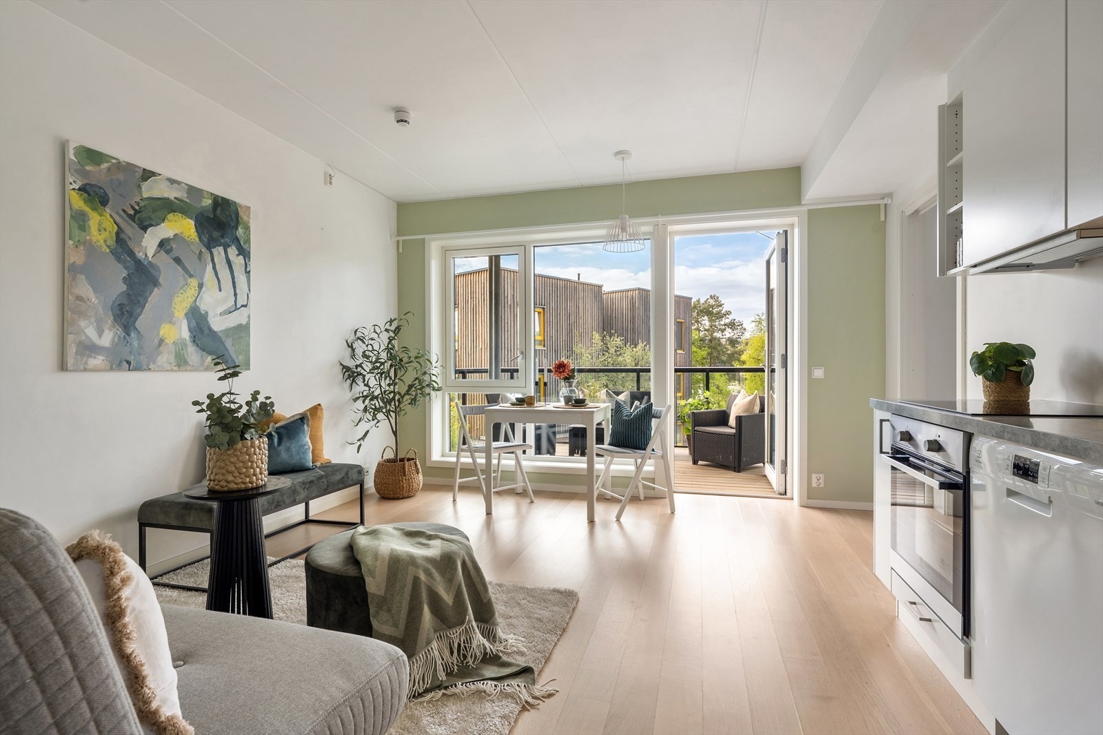 Den åpne løsningen mellom stue og kjøkken gir en romslig følelse - perfekt for både hverdag og hyggelige sammenkomster, med langbord. Her er det fine innredningsmuligheter. Galleribilde