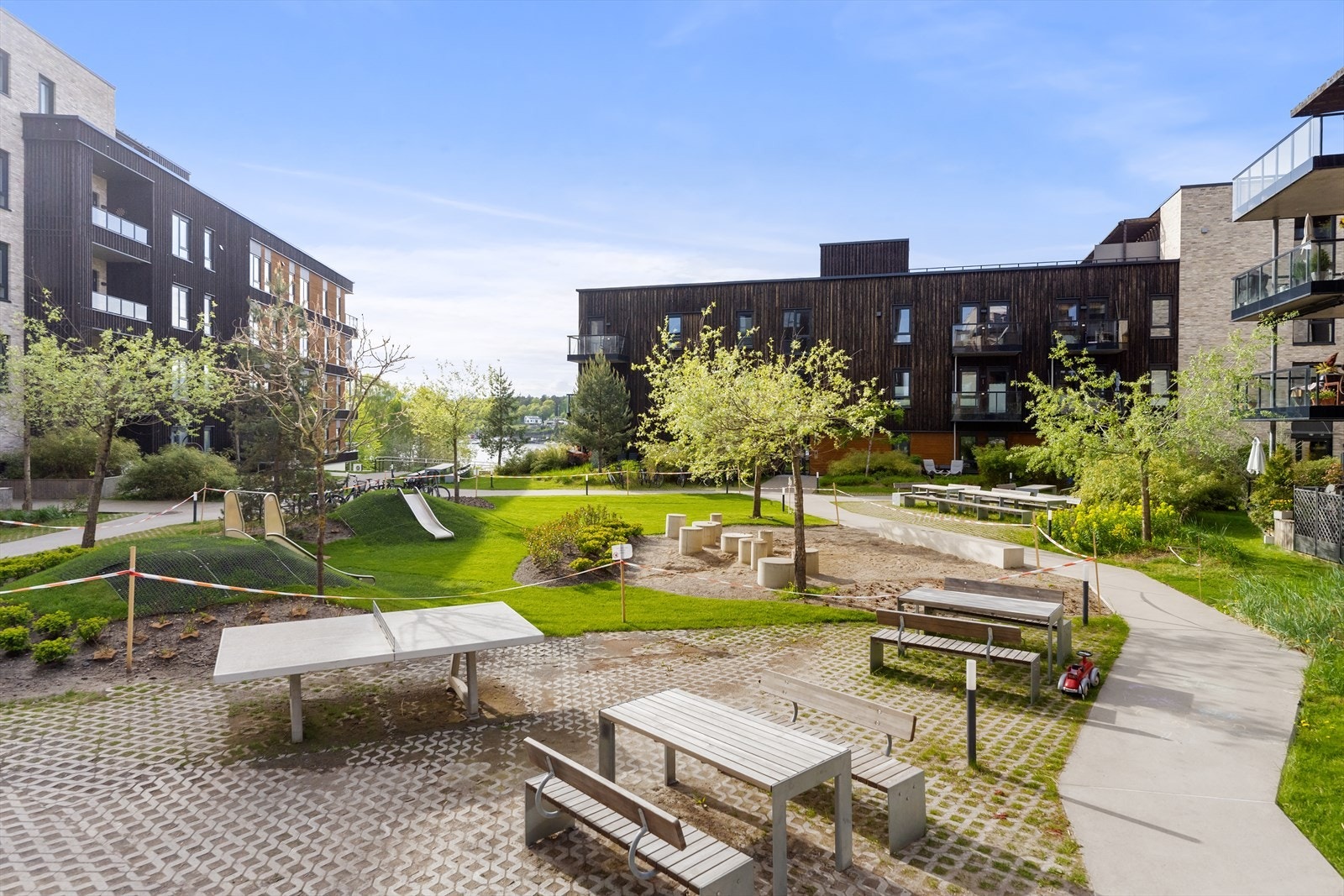 Vel opparbeidet parkmessig utemiljø for sameierne. Her kan beboere nye uteområdene i fellesskap. Galleribilde