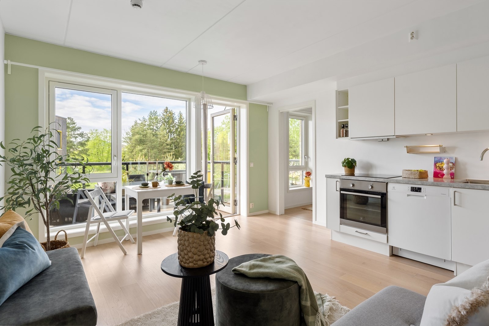 Moderne bygg fra 2019 byr på vannbåren gulvvarme og balansertventilasjon som sikrere godt inneklima og en energieffektiv bolig. Galleribilde