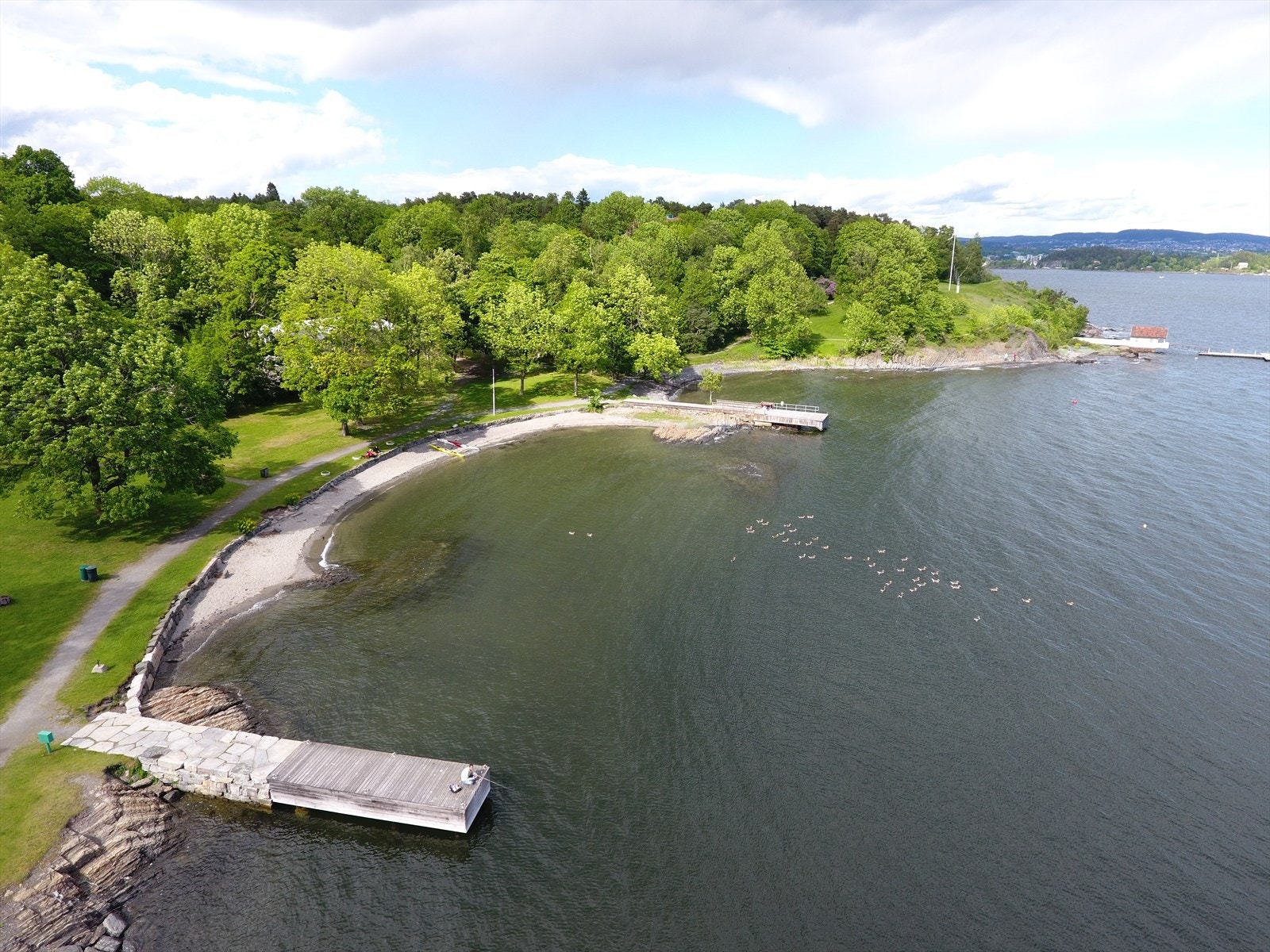 Fornebukta med flott sandstrand ligger en kort gå tur unna boligen..jpg Galleribilde
