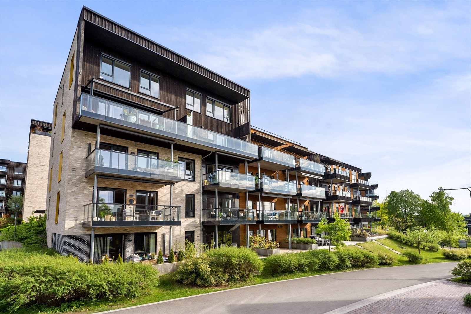 Fasaden. Denne leiligheten ligger i 1 etasje med enkel adkomst og med med en leilighet under seg. På denne siden ligger leiligheten i 2 etasje. Galleribilde