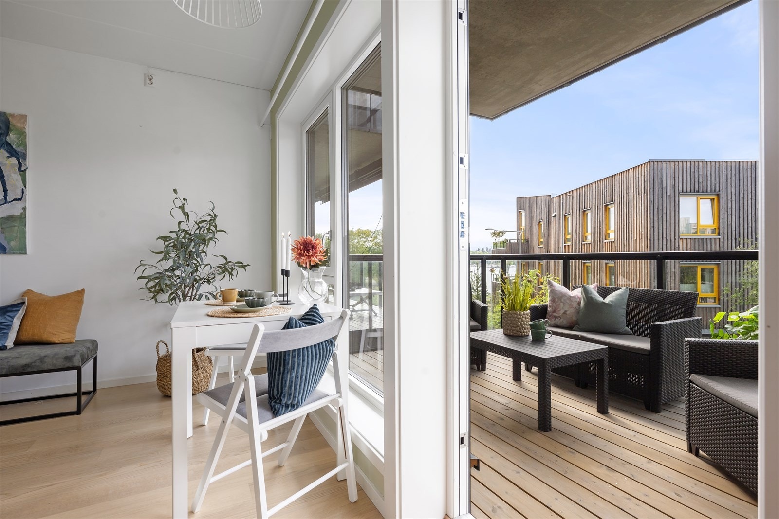 Fra stuen er det utgang til den solrike balkongen. Galleribilde