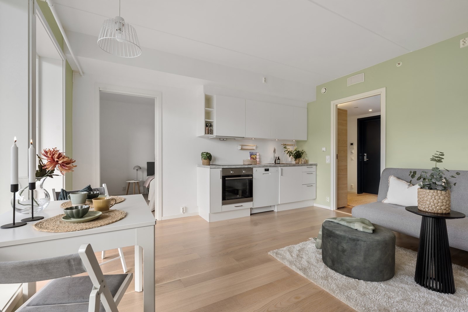 Kjøkkenet har en stilren innredning med glatte fronter og benkeplate i laminat som kombinerer slitestyrke med et moderne uttrykk. Galleribilde