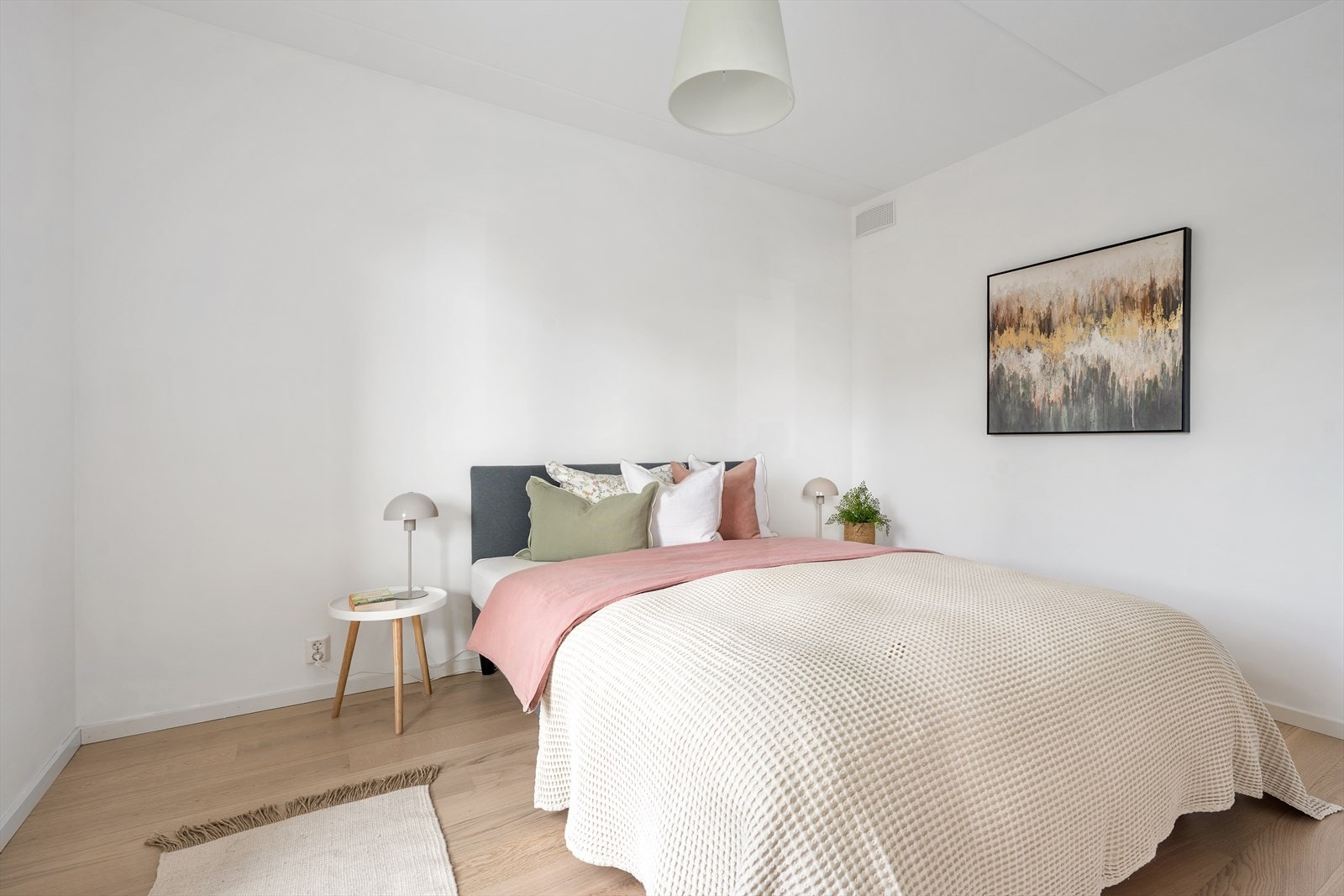 Lyst og romslig soverom med god plass til stor seng og tilhørende nattbord på hver side samt garderobe. Galleribilde