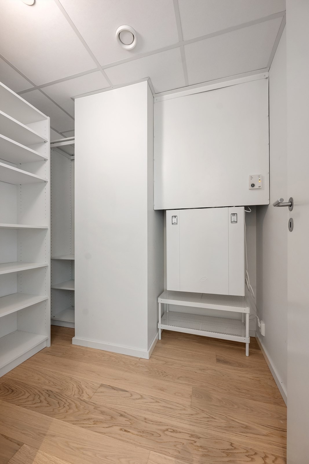 Praktisk bod i leiligheten også. Perfekt for oppbevaring, evt walk-in. Ellers stor bod i garasjekjeller. Galleribilde