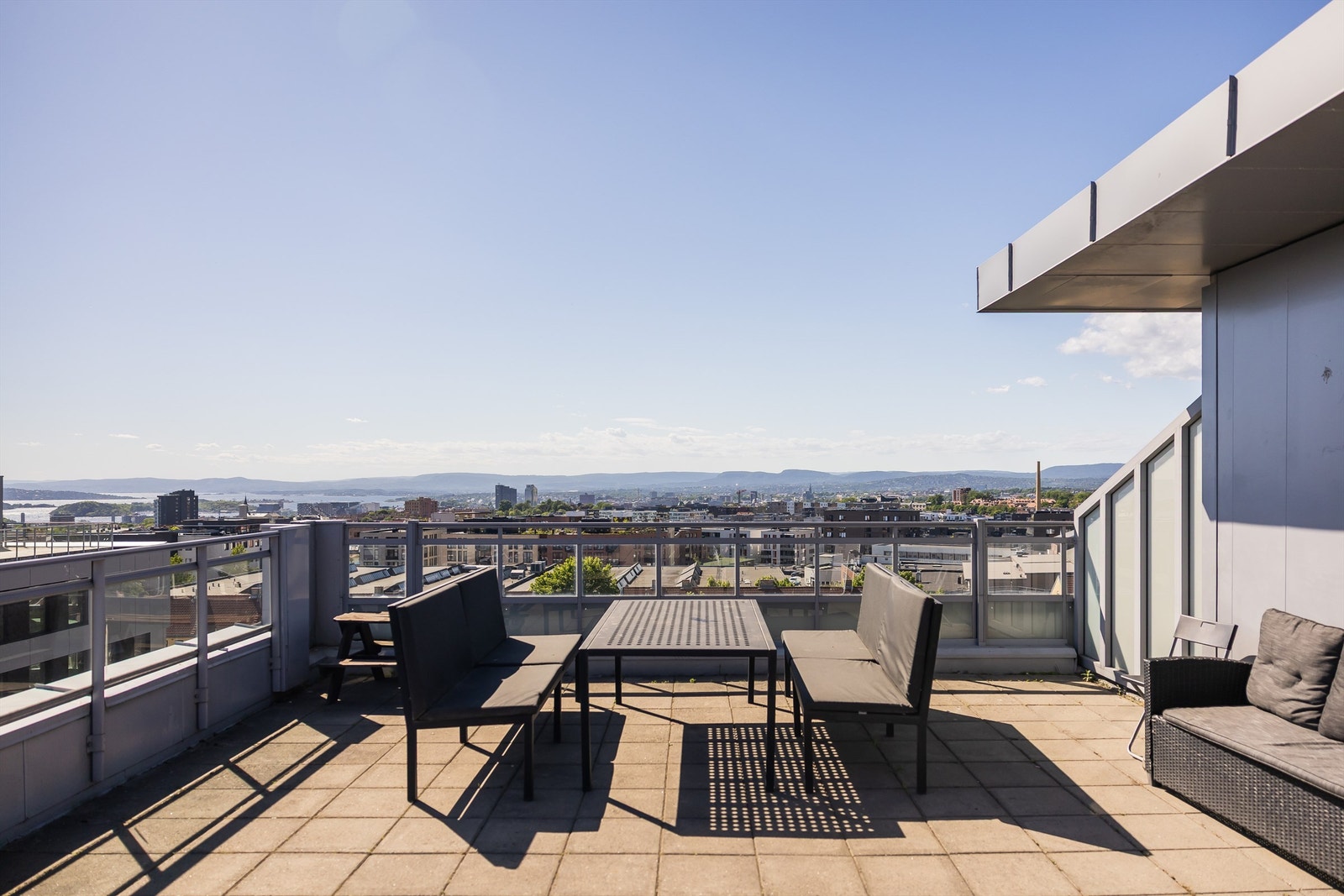 Tilgang til felles takterrasse med panorama, og en attraktiv beliggenhet med nærhet til både kollektivtransport, servicetilbud og grøntområder. Galleribilde