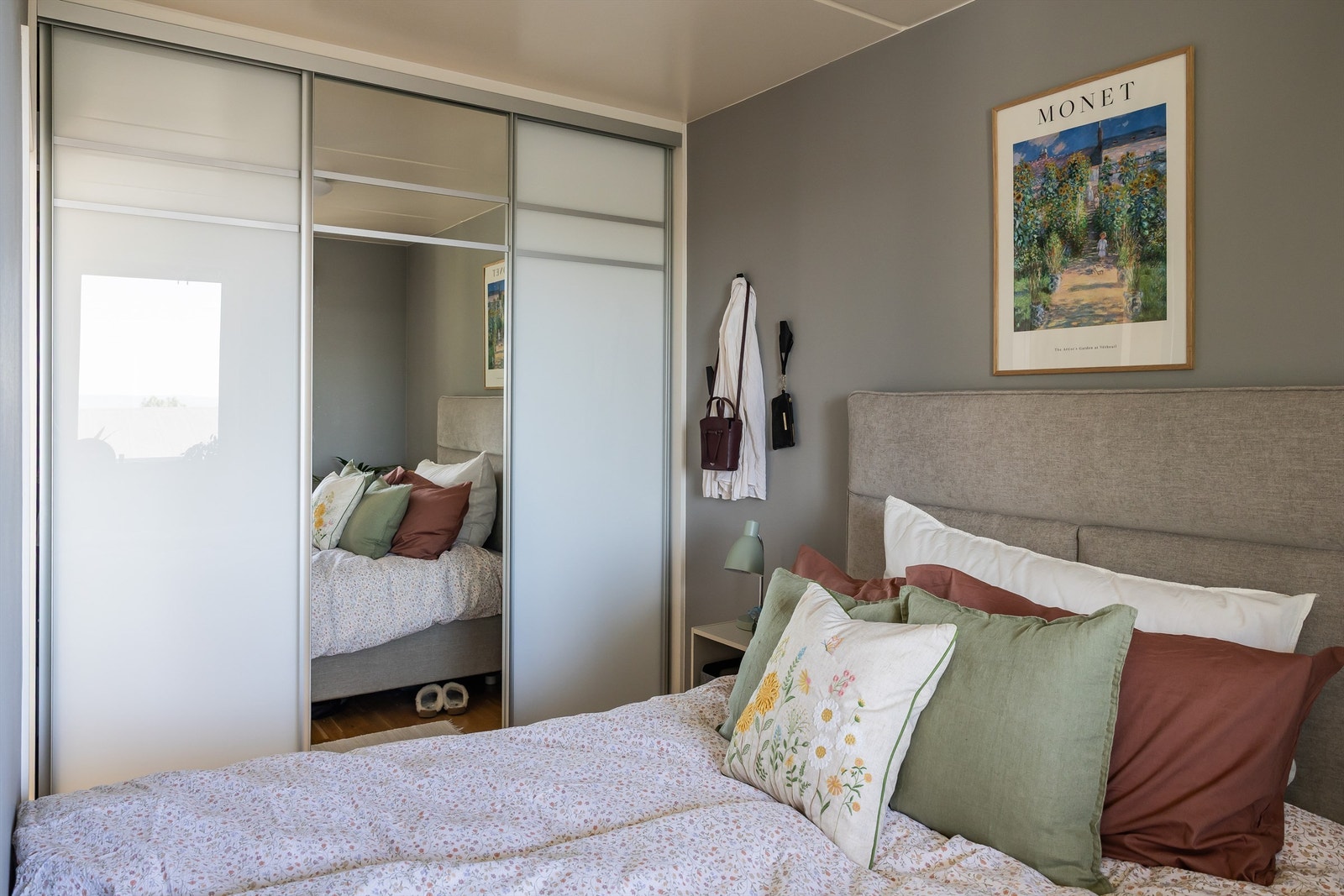 Stor skyvedørsgarderobe gir rikelig med lagringsplass. Leiligheten disponerer for øvrig en romslig bod i kjeller på 5 kvm. Galleribilde