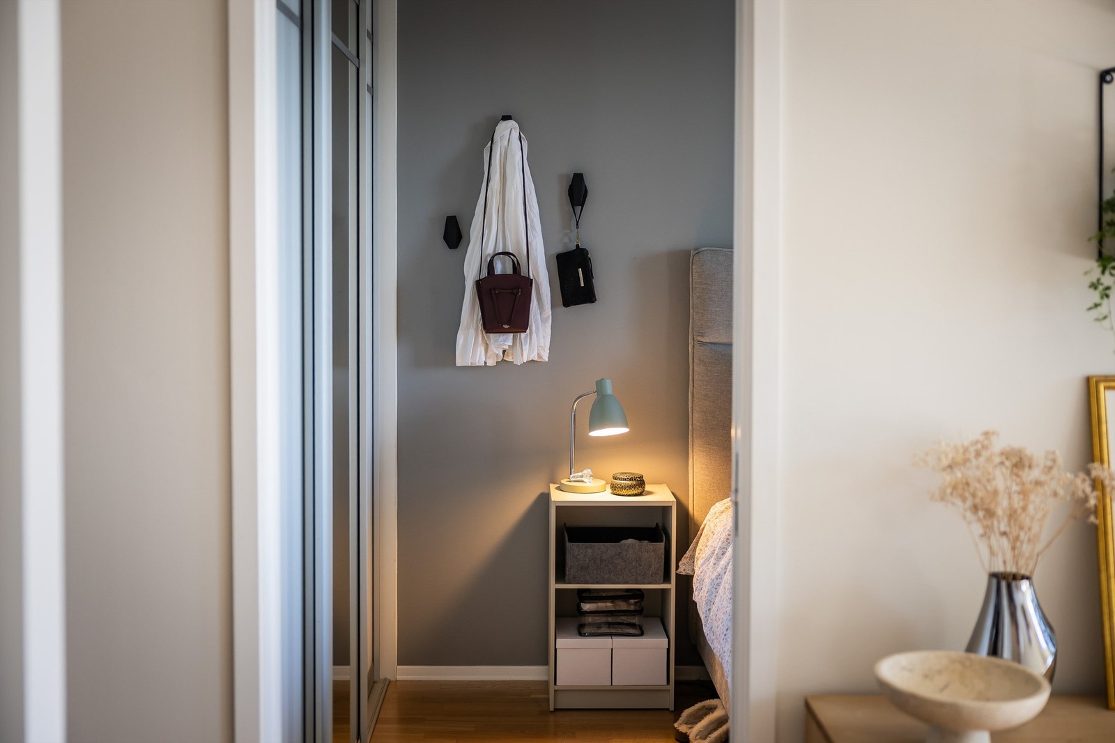 Praktisk tilgang via to skyvedører gir fleksibel møblering. Galleribilde
