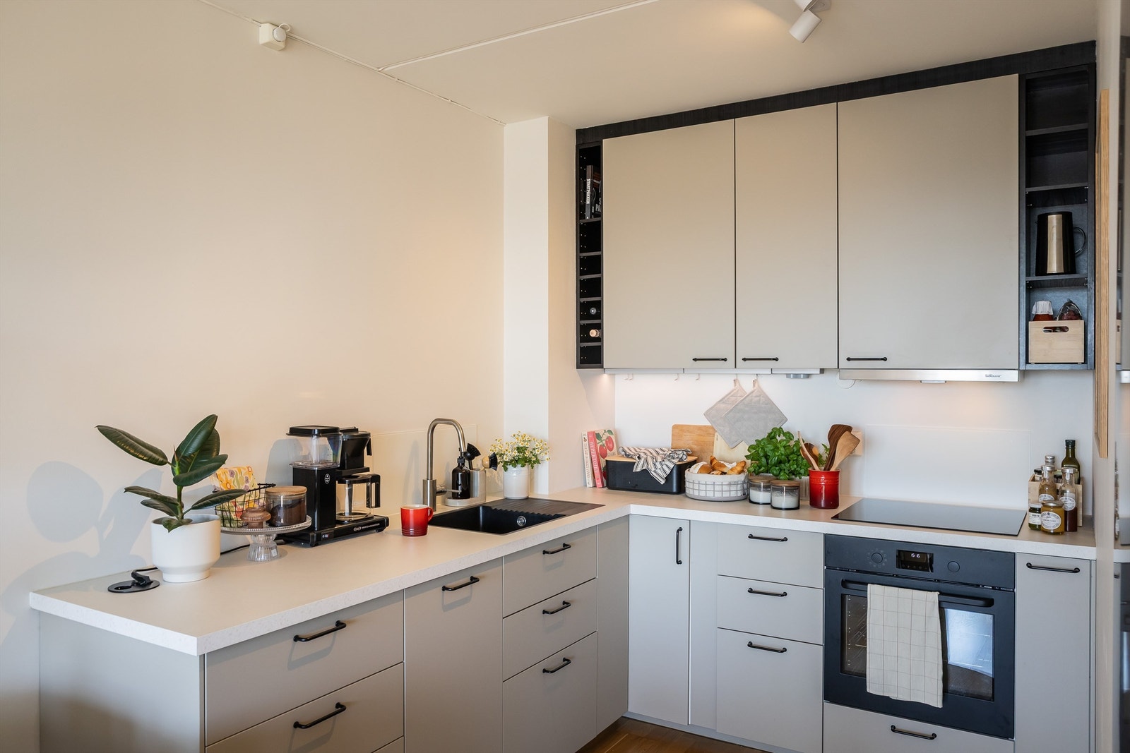 Moderne IKEA-innredning med glatte fronter, laminat benkeplate med planlimt oppvaskkum og splashback over deler av kjøkkenbenk. Galleribilde