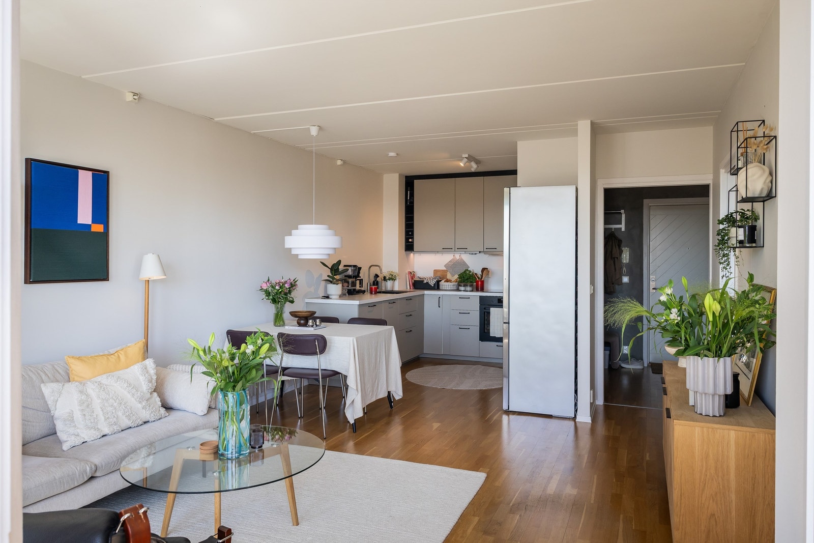 Plass til både sofa- og spisegruppe. Galleribilde