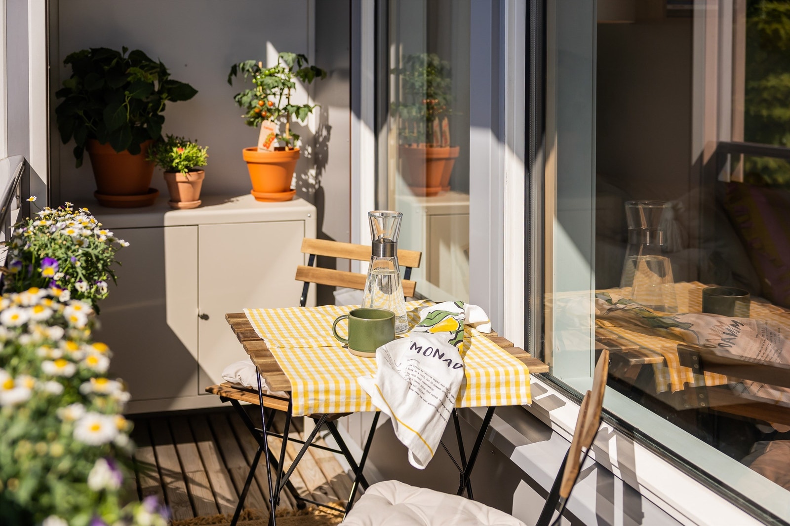 Balkongen er en nydelig forlengelse av stuen i sommerhalvåret. Galleribilde