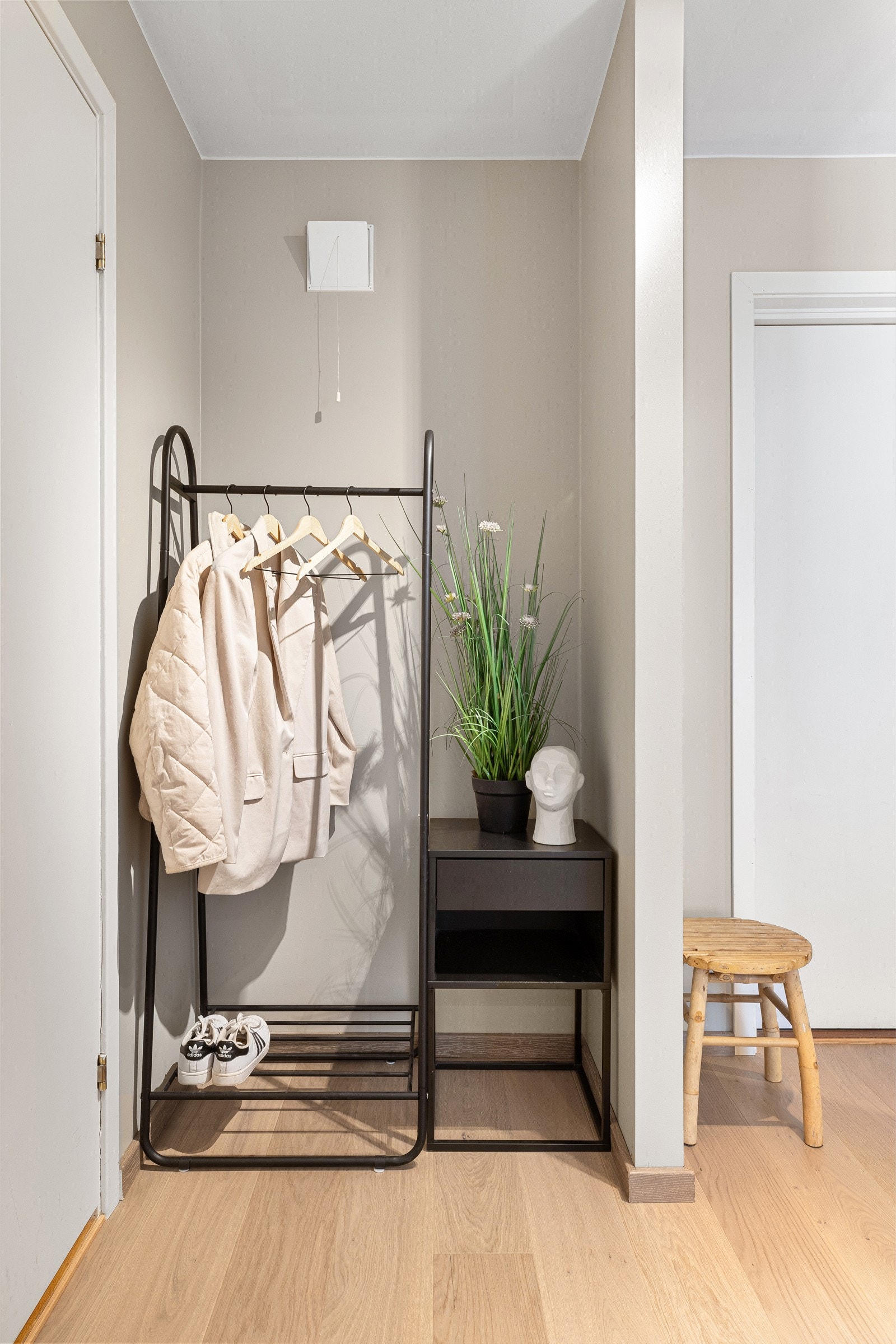 I entréen er det plass til klesstativ eller garderobeskap i egen nisje, samt annet møblement Galleribilde