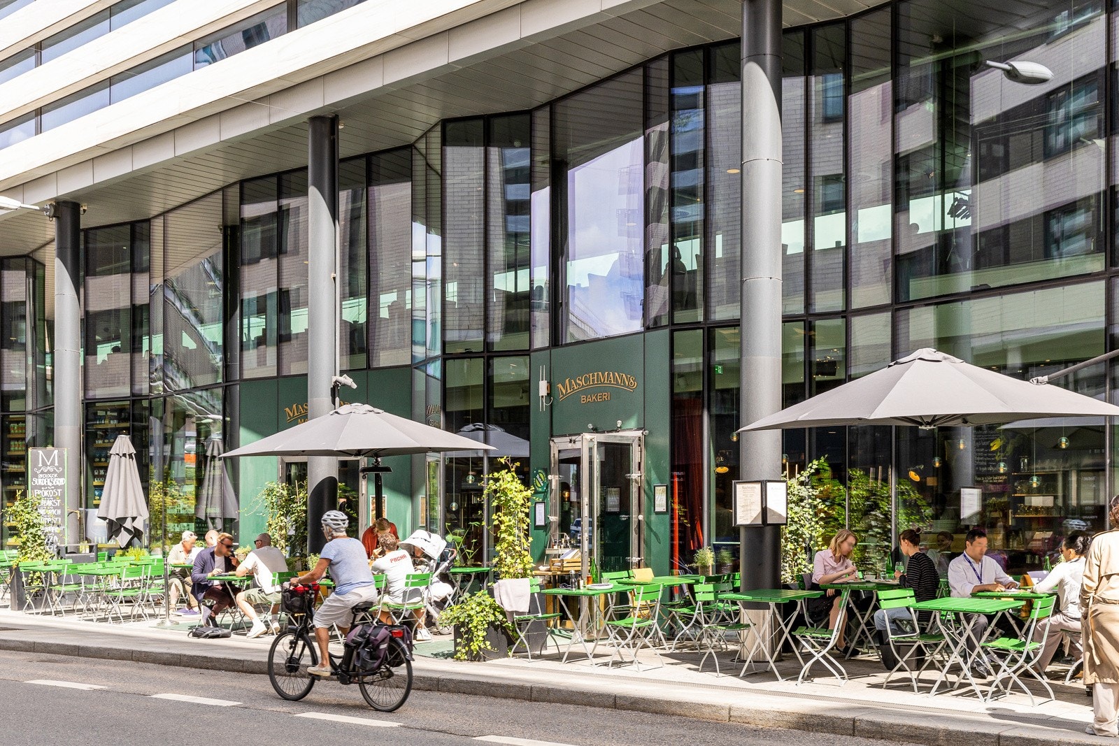 Karenslyst allé med med et rikt og spennende utvalg av mote, interiør, kafé/restaurant, bla. mateventyret Maschmanns Matmarked - et ferskvaremarked med brasseri, grill, bakeri og pizzeria Galleribilde