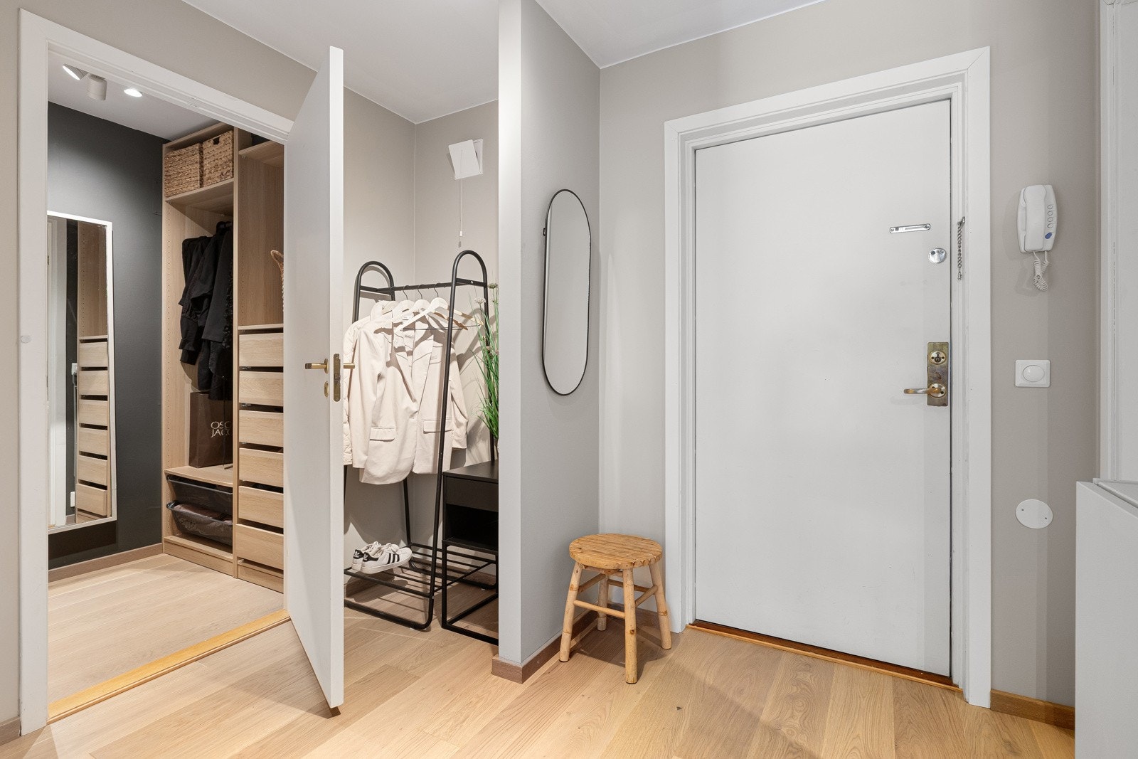Du kommer inn i en hyggelig og åpen entré, hvor du kan se ut til hagen Galleribilde