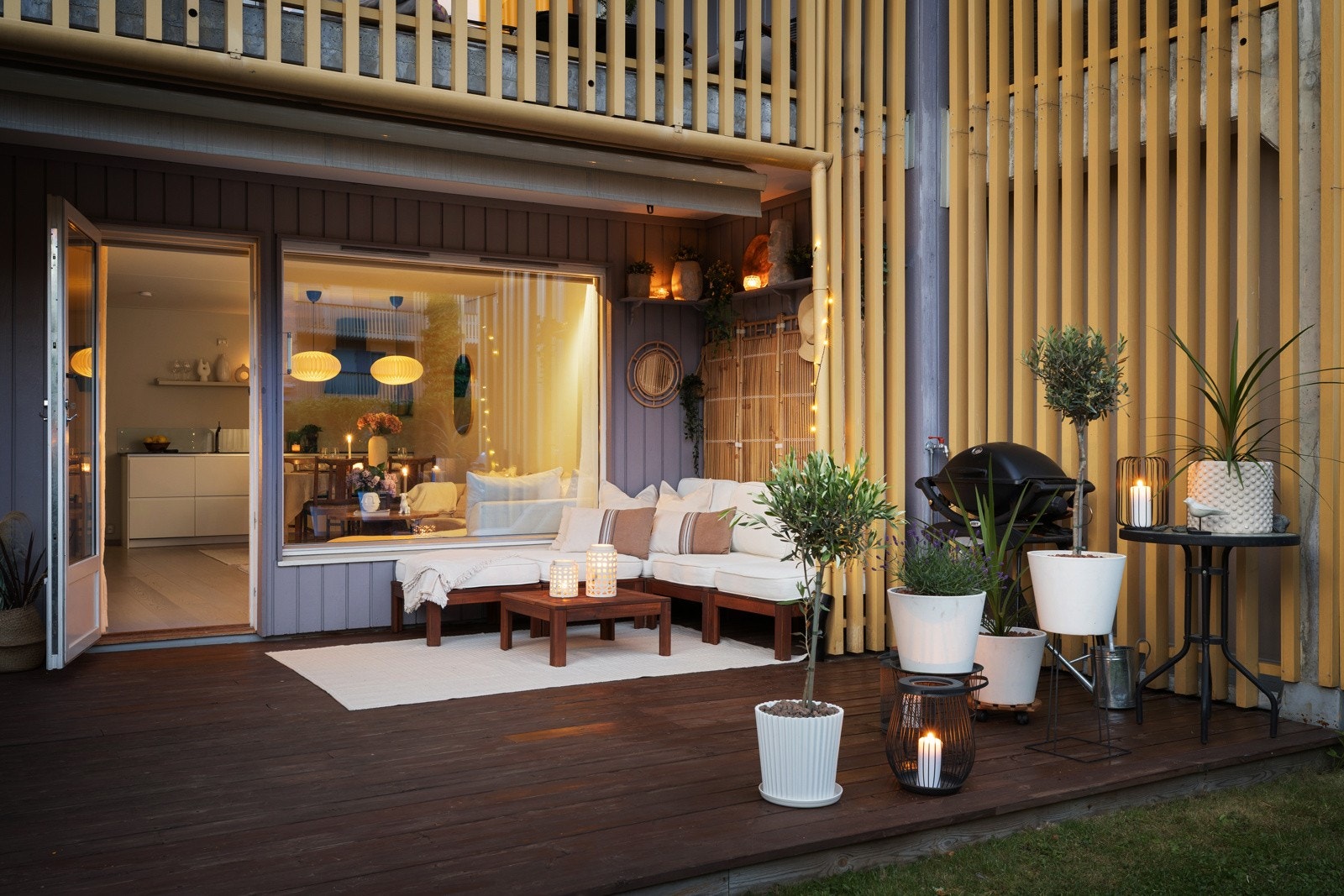 Her har eier hatt lounge, grill (ikke kull) og spisebord Galleribilde