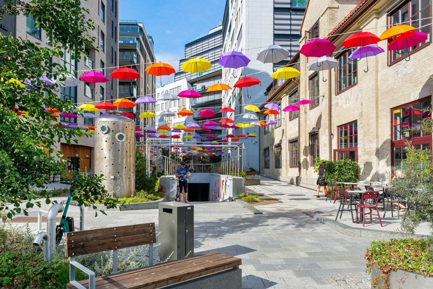 Harbitz Torg ligger i umiddelbar nærhet hvor du bl.a. kan finne Coop Mega, apotek, frisør, ulike spisesteder og The Riot med treningsmuligheter og basseng/spa Galleribilde