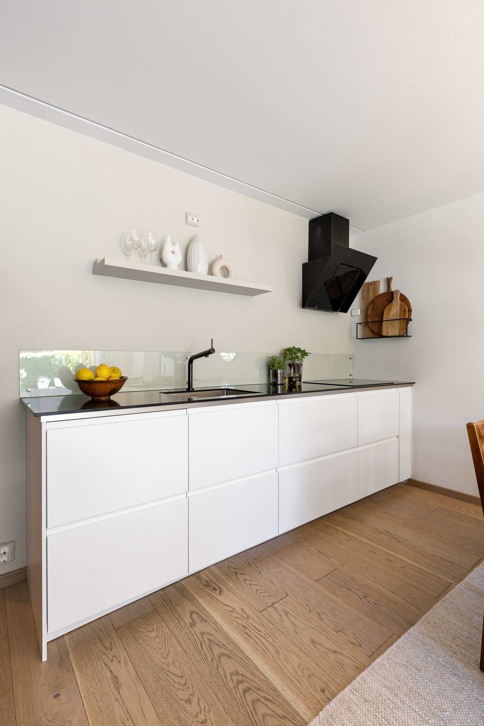 Benkeplater av kompositt/hardlaminat, plateslått backsplash og slette skapfronter Galleribilde