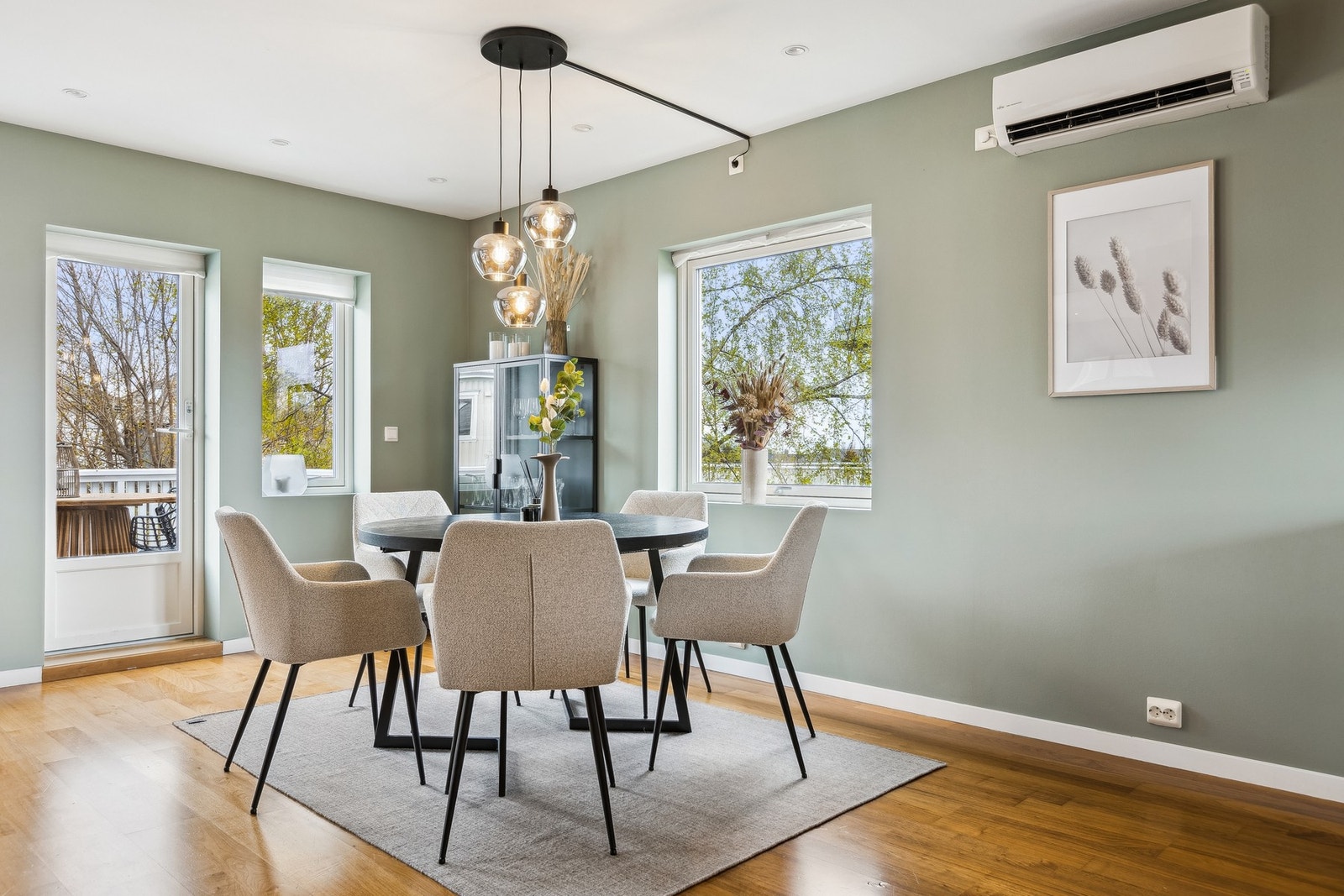 Rommet belyses av spotlights i himlinger for et moderne preg, samt taklampe over spisebord. Galleribilde