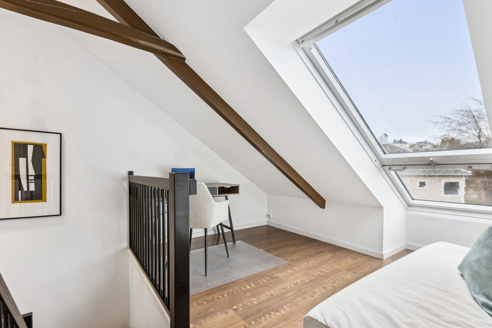 Loftet er i dag innredet med to soverom, en loftsstue og et kott. Bruksendring fra tilleggsdel til hoveddel i loftsetasje er et søknadspliktig tiltak. Det foreligger ikke ferdigattest i forbindelse med igangsettingstillatelse for ombygging av 2. etasje og Galleribilde