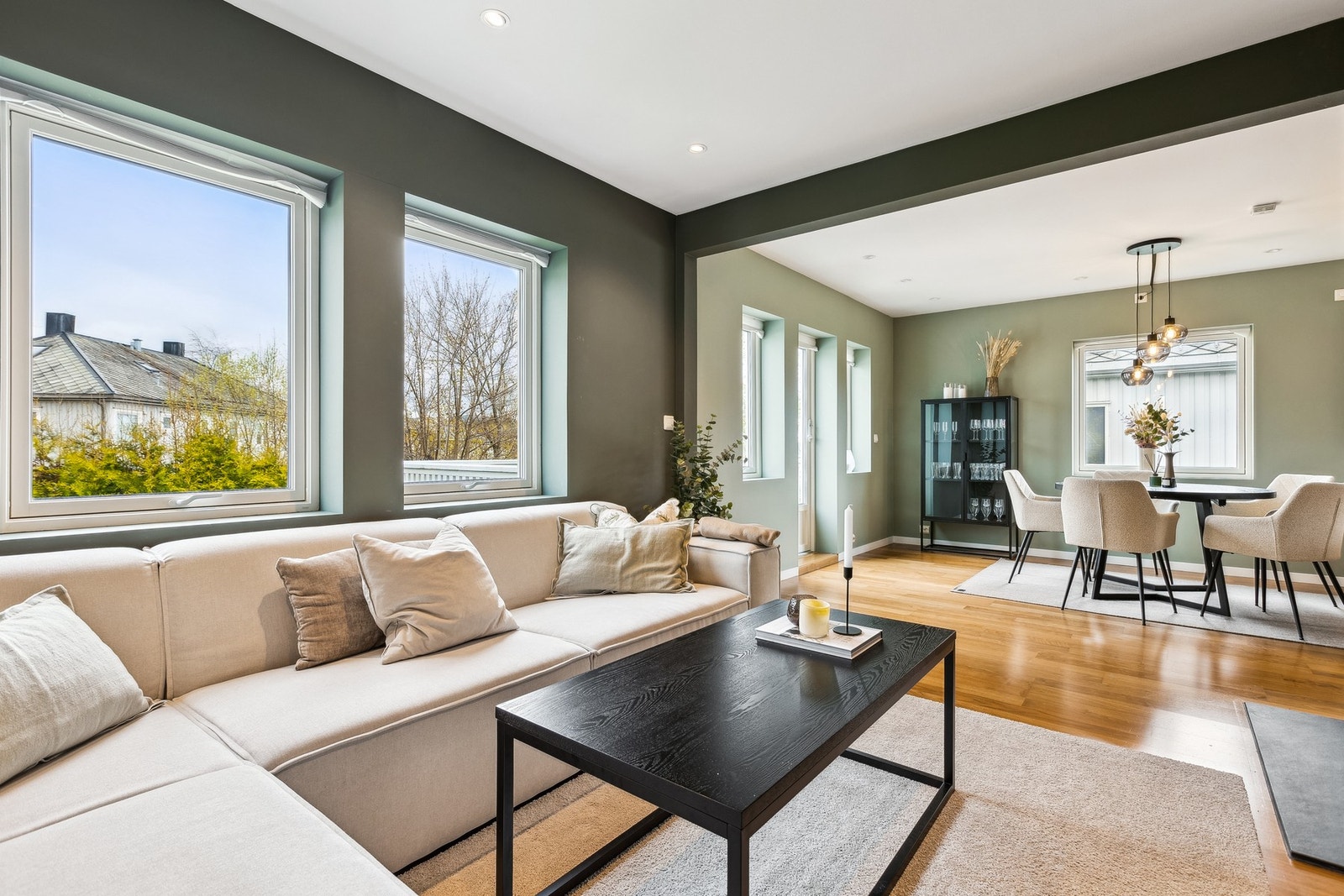 Velkommen til en pen og innbydende 1/4-part selveierleilighet med gjennomgående moderne standard. Galleribilde