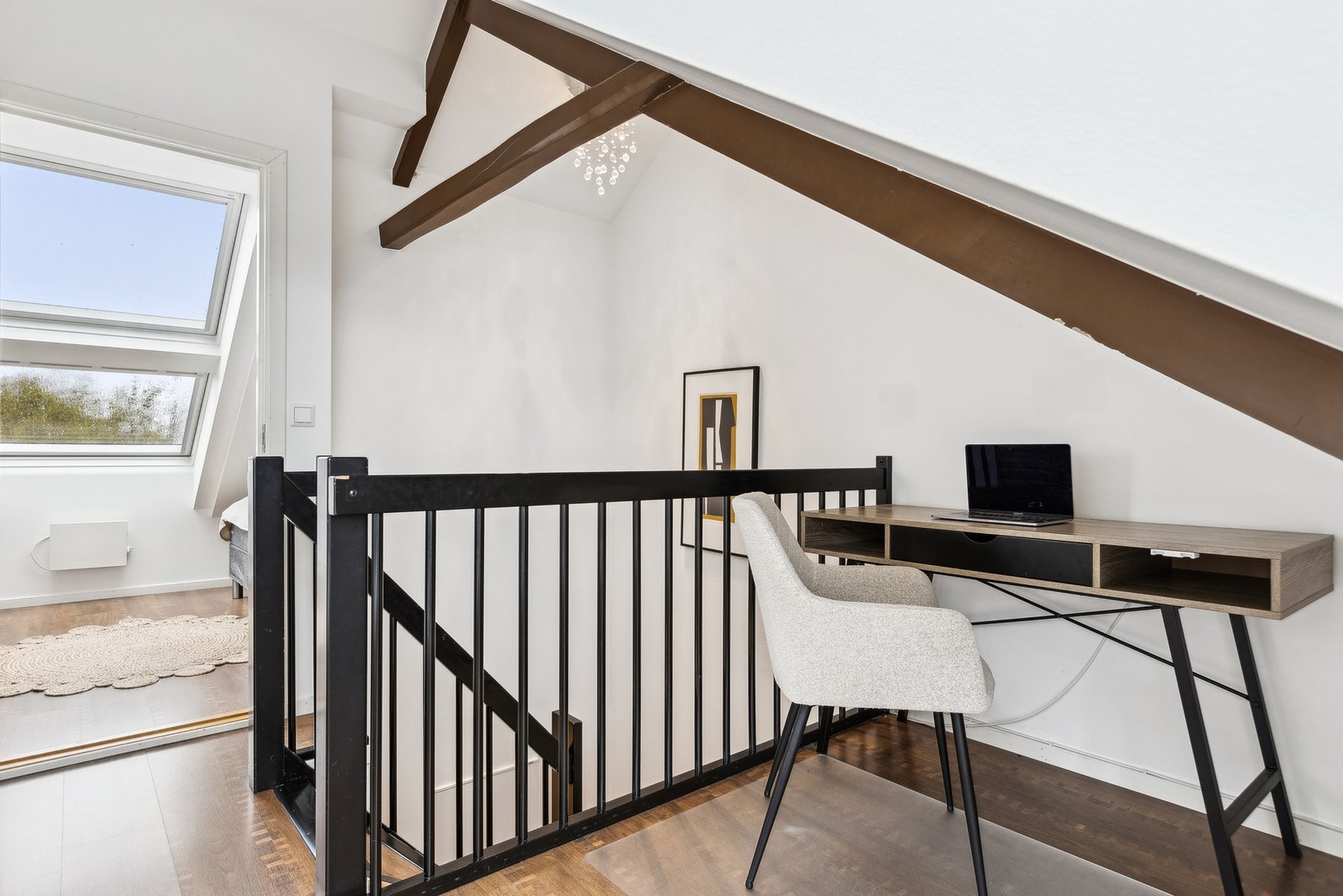 I loftsetasjen, som tidligere var definert som tørrloft og klesbod (klækot), er det foretatt innredning medblant annet velux vindu. Galleribilde