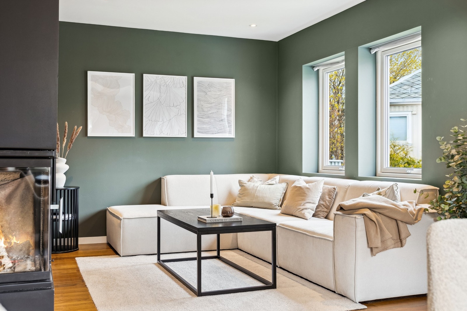 Gjennomgående for leiligheten er en pen og moderne standard og en planløsning som gir den klart definerte soner. Galleribilde