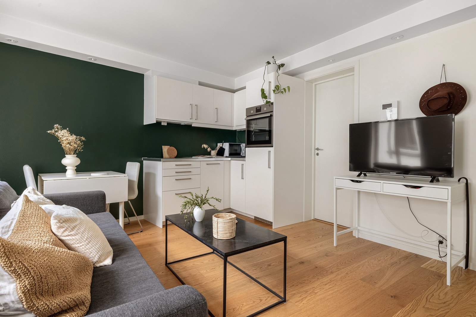 Kjøkkenet ligger i åpen, men tilbaketrukket løsning mot stuen. Galleribilde