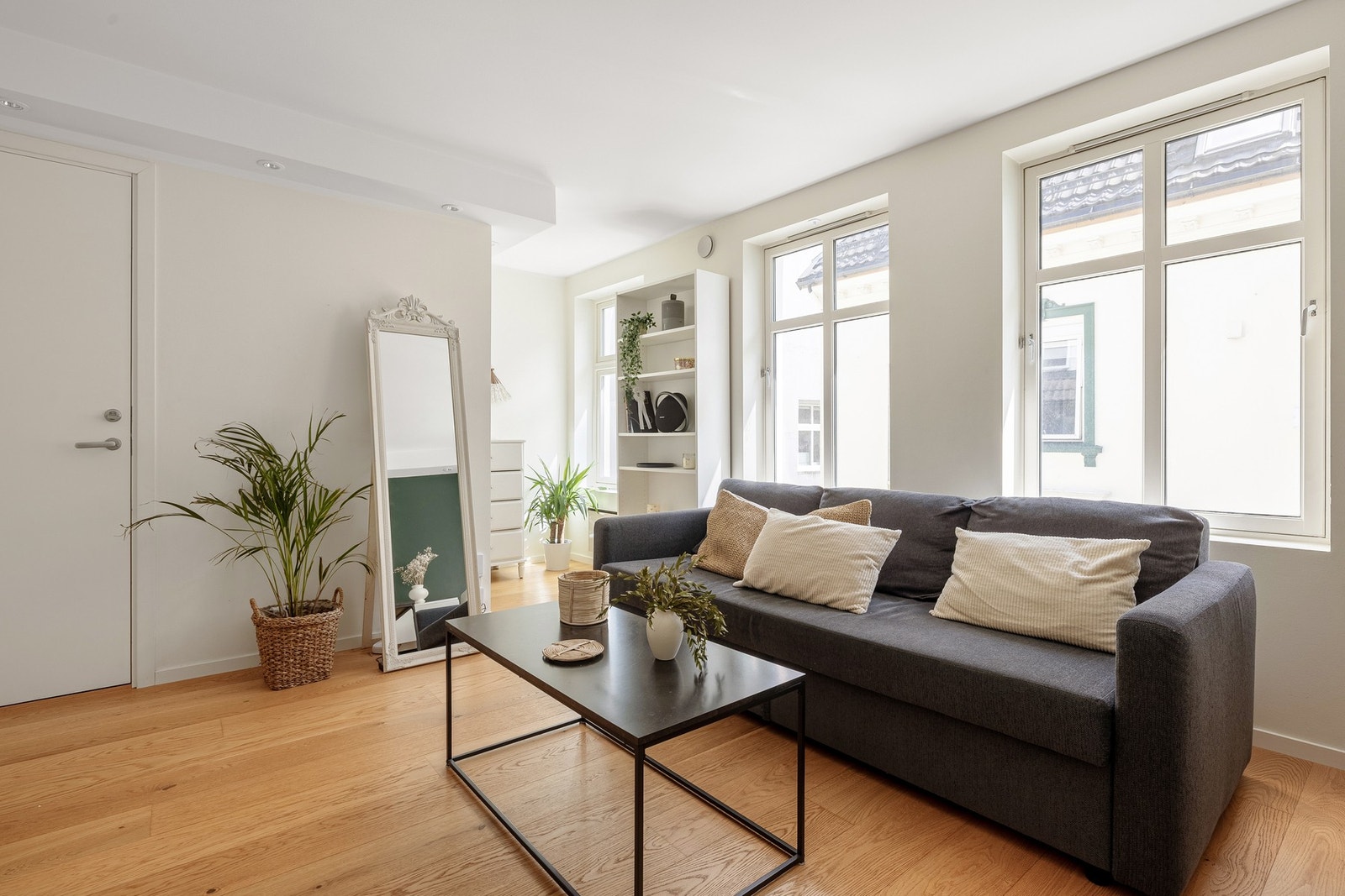 Fra inngangsdøren kommer du rett inn til hjertet av boligen, nemlig den åpne stue - og kjøkkenløsningen. Galleribilde