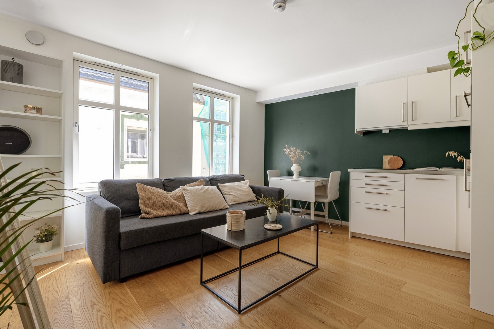 Rommet måler hele 17 kvm og har store vindusflater som gir en åpen og lys atmosfære. Galleribilde