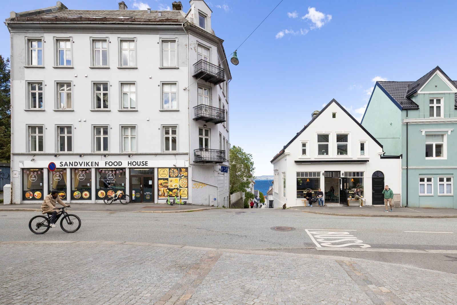 Fra boligen kan du på under 5 minutter spasere ned brosteinsbelagte smågater til Bryggen og Fisketorget, hvor alt av daglige fasiliteter ligger. Galleribilde