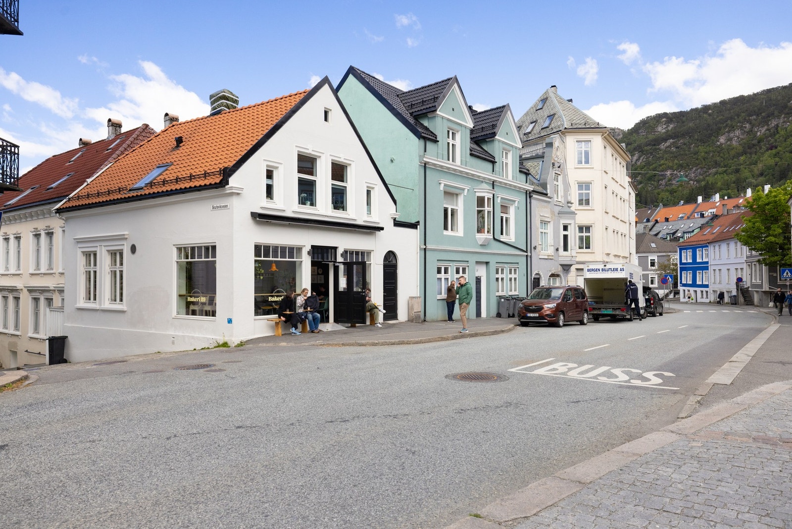 Her er det hyppige bussavganger i retning Handelshøyskolen og inn mot sentrum. Galleribilde