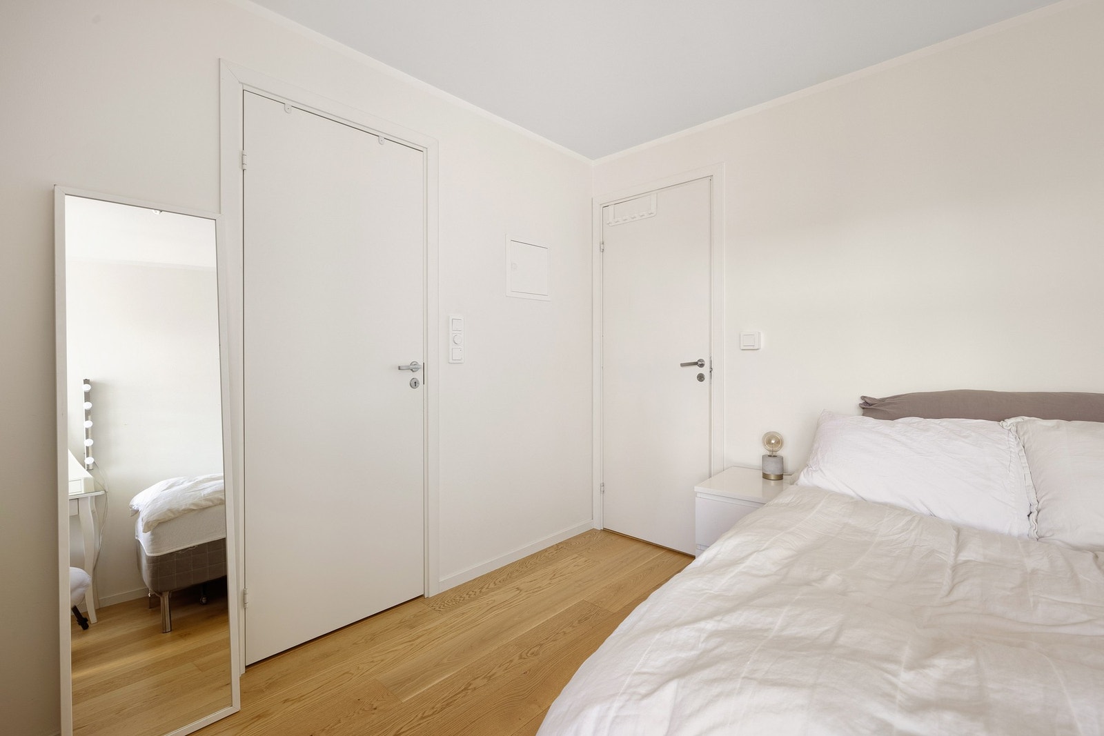 Her får du god plass til en stor seng og garderobeløsning. Galleribilde