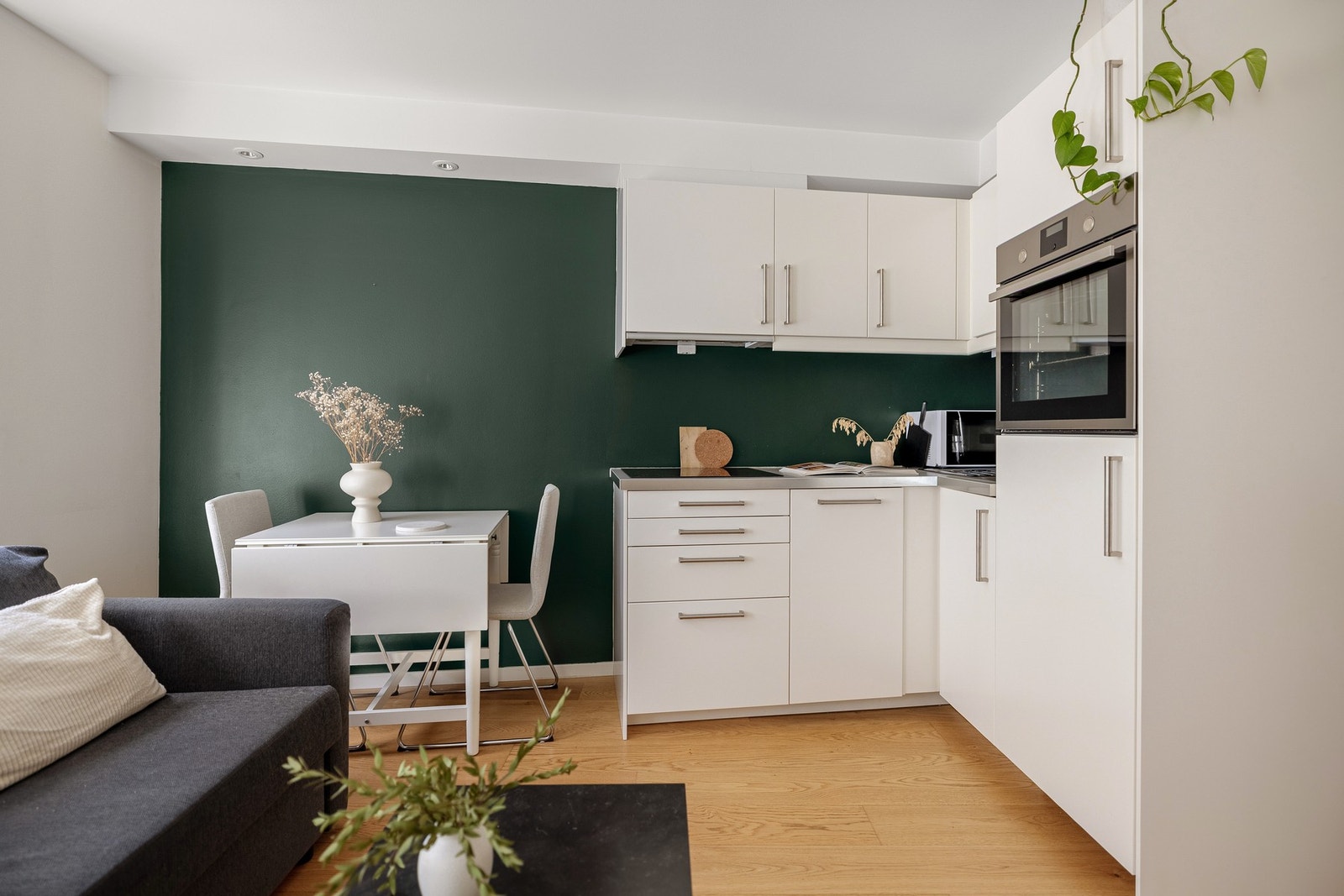 Kjøkkeninnredning består av slette fronter og laminat benkeplate. Galleribilde