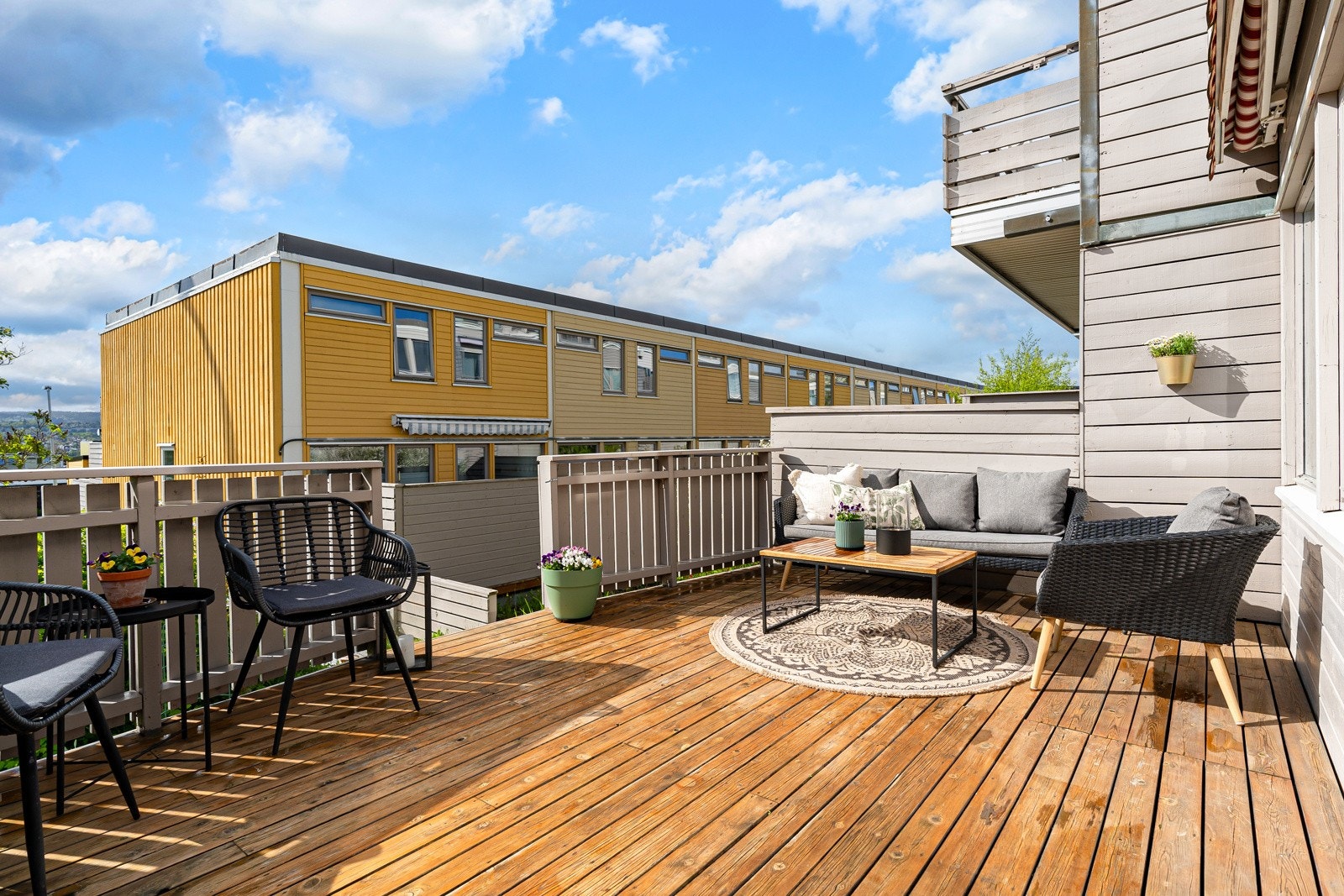 Terrassen på 17 kvm vender mot vest og byr på rikelig med sol gjennom ettermiddagen, og er perfekt for rolige stunder utendørs. Galleribilde