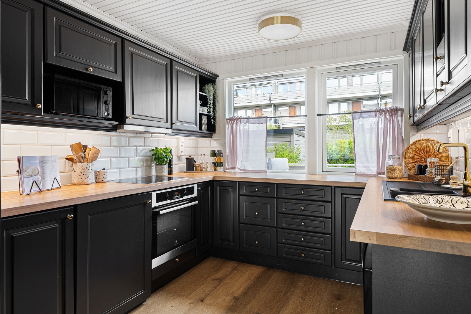 Kjøkkenet ligger noe tilbaketrukket og har en funksjonell U-form som gir gode arbeidsforhold. Galleribilde