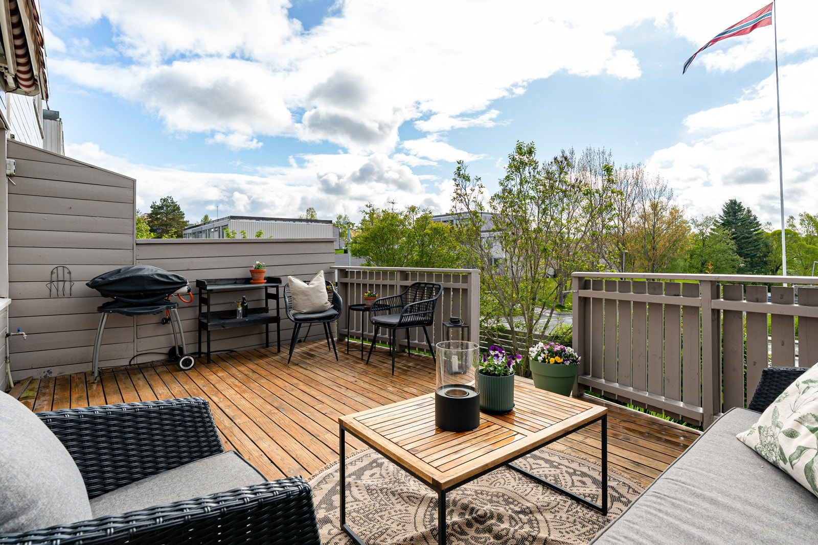 Rekkehuset strekker seg over tre innholdsrike plan og er en del av veldrevne Risvollan Borettslag. Galleribilde