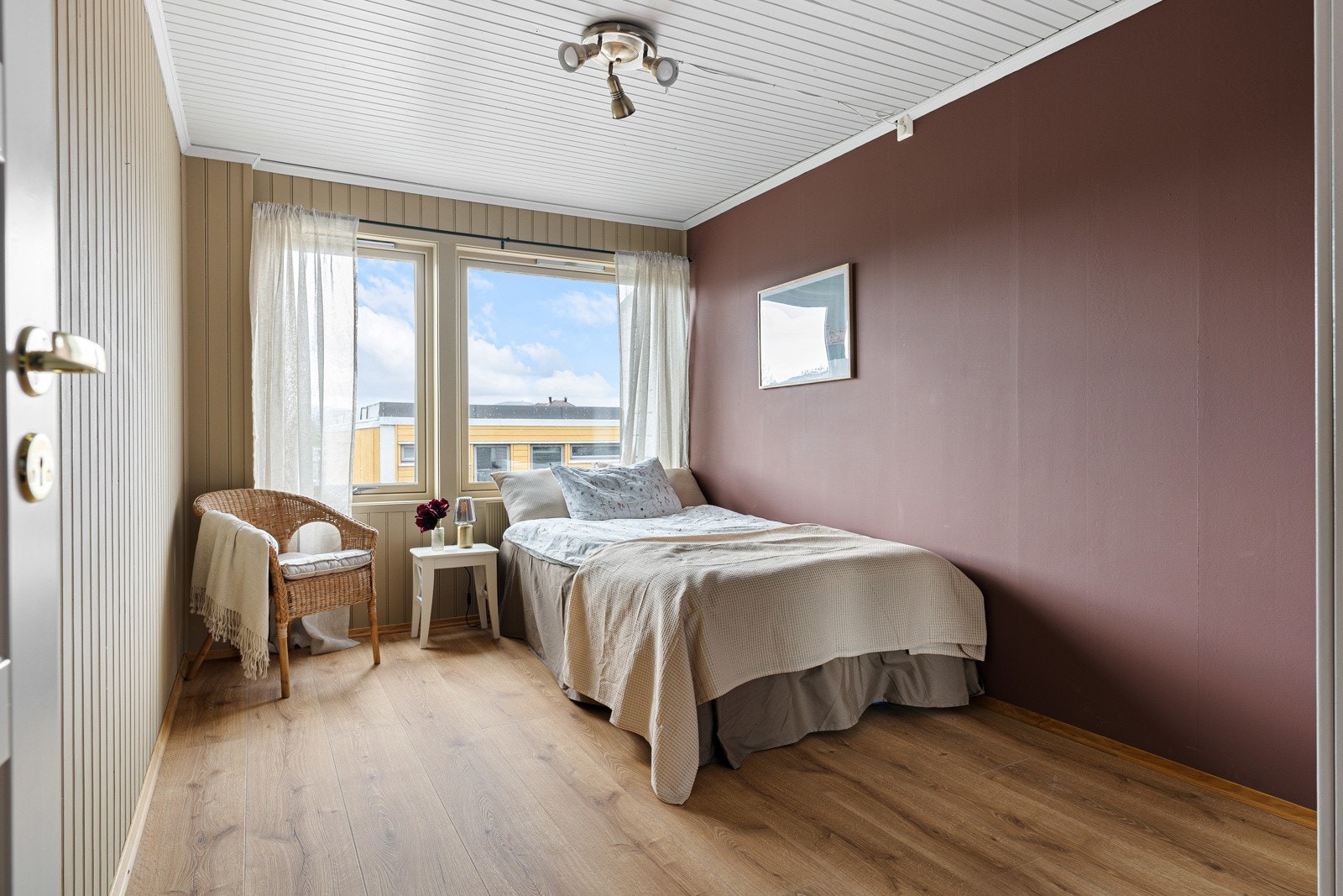 I 2025 ble det lagt en ny Pergo 1-stavs laminatgulv på to av soverommene og i gangen i andre etasje. Galleribilde