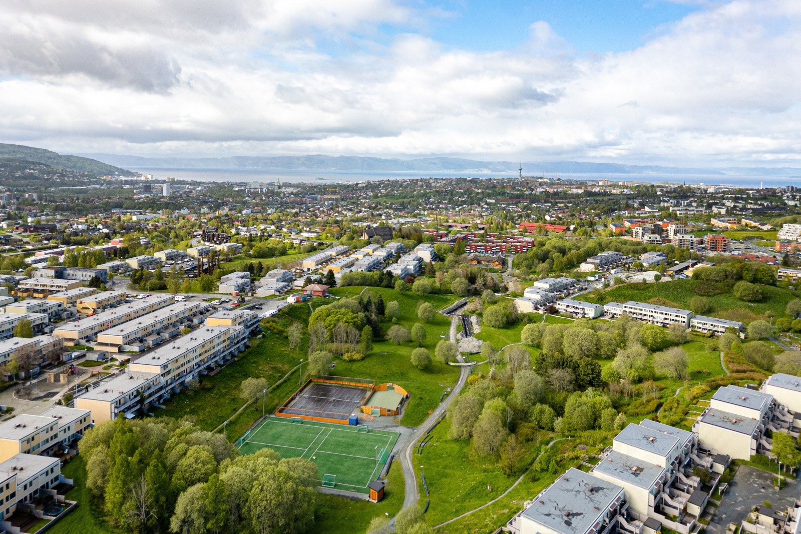 Borettslaget har store, fine grøntområder rundt husene og flere lekeplasser fordelt på tunene. Like i nærheten har man blant annet fotball- og tennisbaner, discgolf og minigolfbaner. Galleribilde