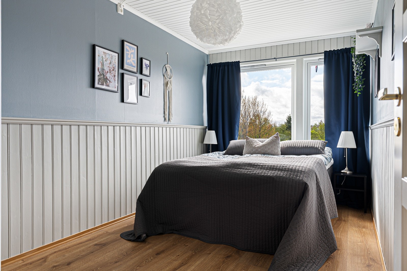 De øvrige soverommene har store vindusflater og egner seg godt som barneom, kontorrom eller gjesterom. Galleribilde