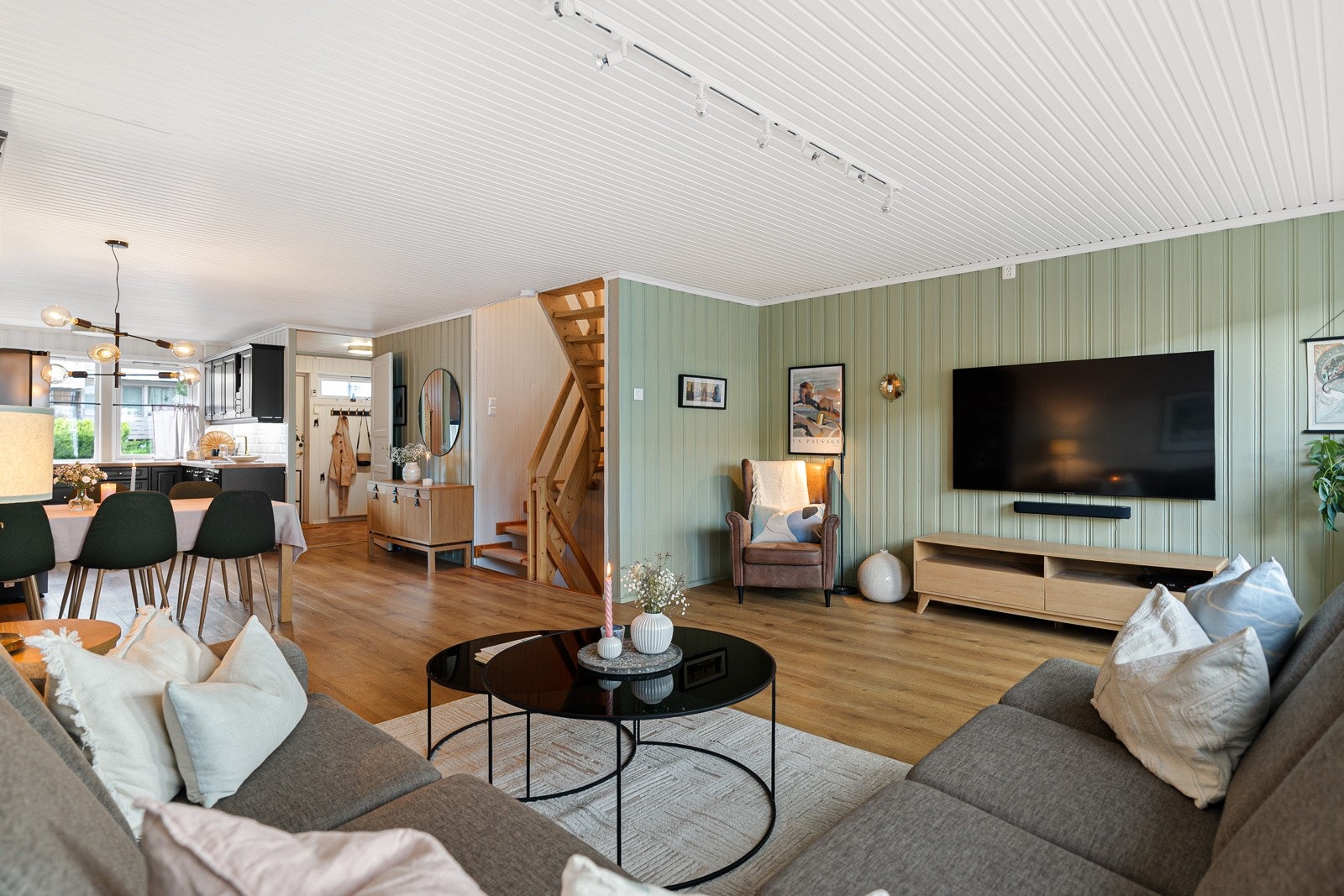 Stuen oppleves som romslig og har god plass til både sofagruppe, TV-løsning og en stor spisegruppe. Galleribilde