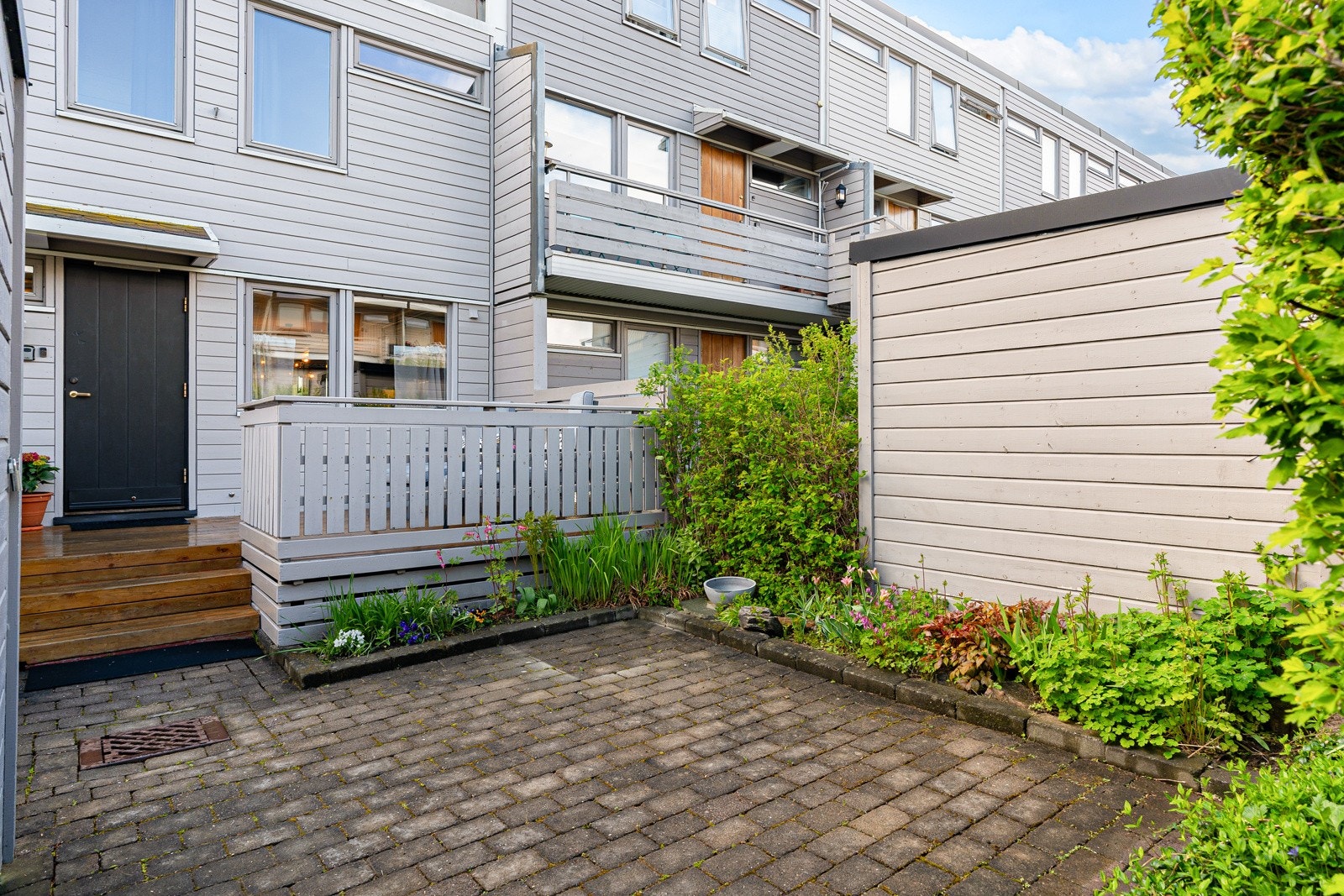 Ved inngangspartiet er det en praktisk utvendig bod, som gir god plass til sykler, barnevogn, akebrett, m.m. Galleribilde