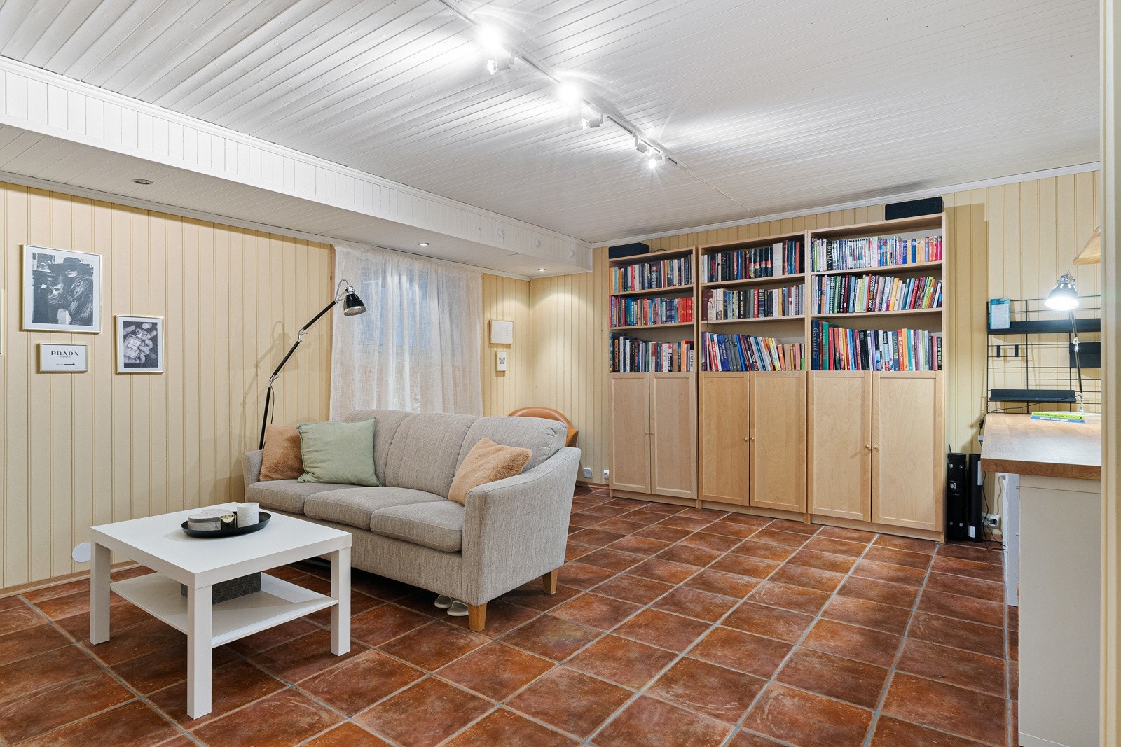 Kjelleren har et innredet rom på 21 kvm, som benyttes som kjellerstue. Gulvet er flislagt og utstyrt med vannbåren gulvvarme. Galleribilde