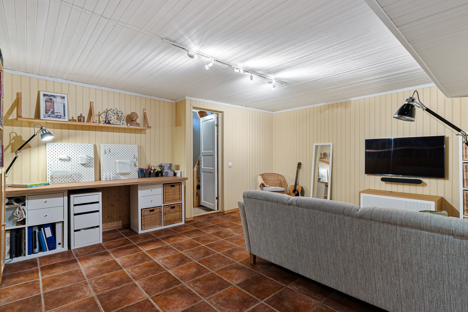 Kjellerstuen tilfredstiller ikke krav til varig opphold og har avvik knyttet til rømningsvei og dagslysforhold. Galleribilde