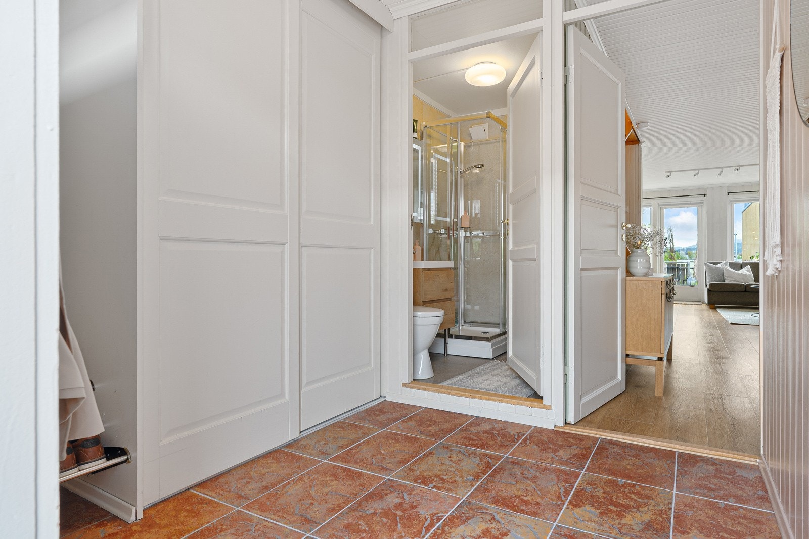 Fra entrèen har man hendig adkomst til et praktisk bad/vaskerom. Galleribilde