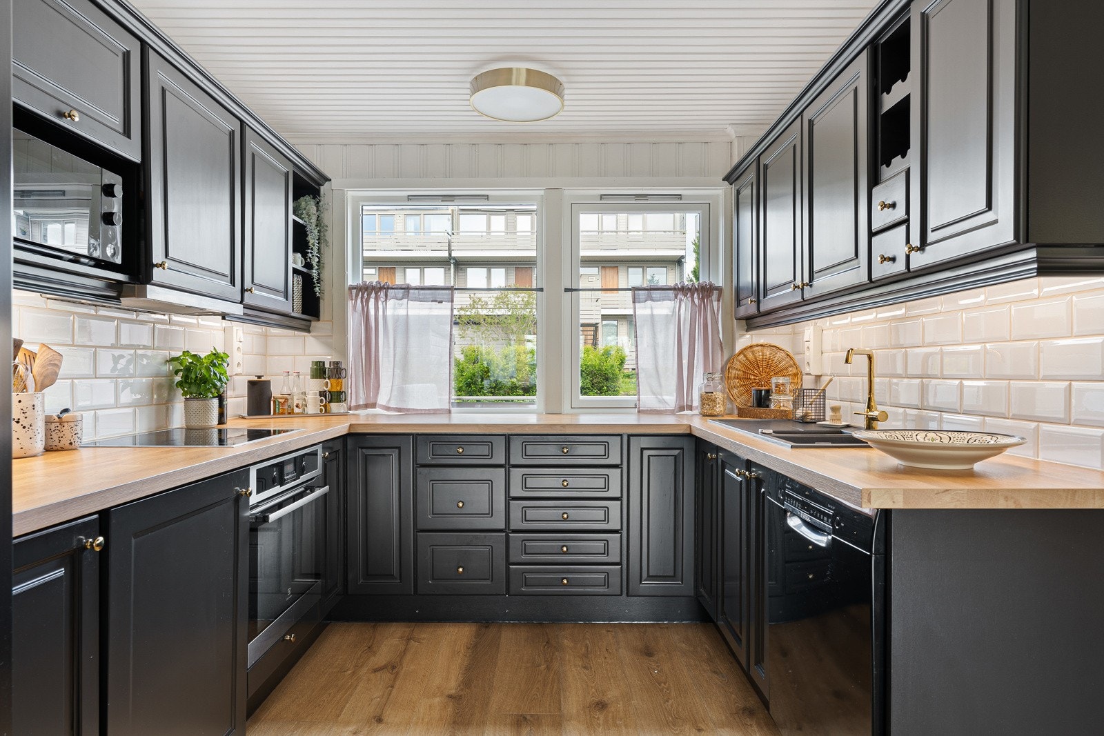 Kjøkkenet er utstyrt med stekeovn, platetopp, oppvaskmaskin, kjøleskap og mikrobølgeovn som medfølger handelen. Galleribilde